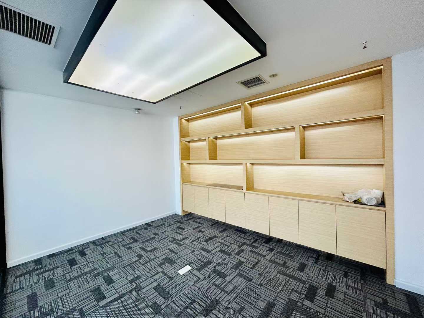 红牌楼版块精装户型 177平方 4隔间18工位 双面采光 落地大窗户 带家具 红牌楼广场办公室出租