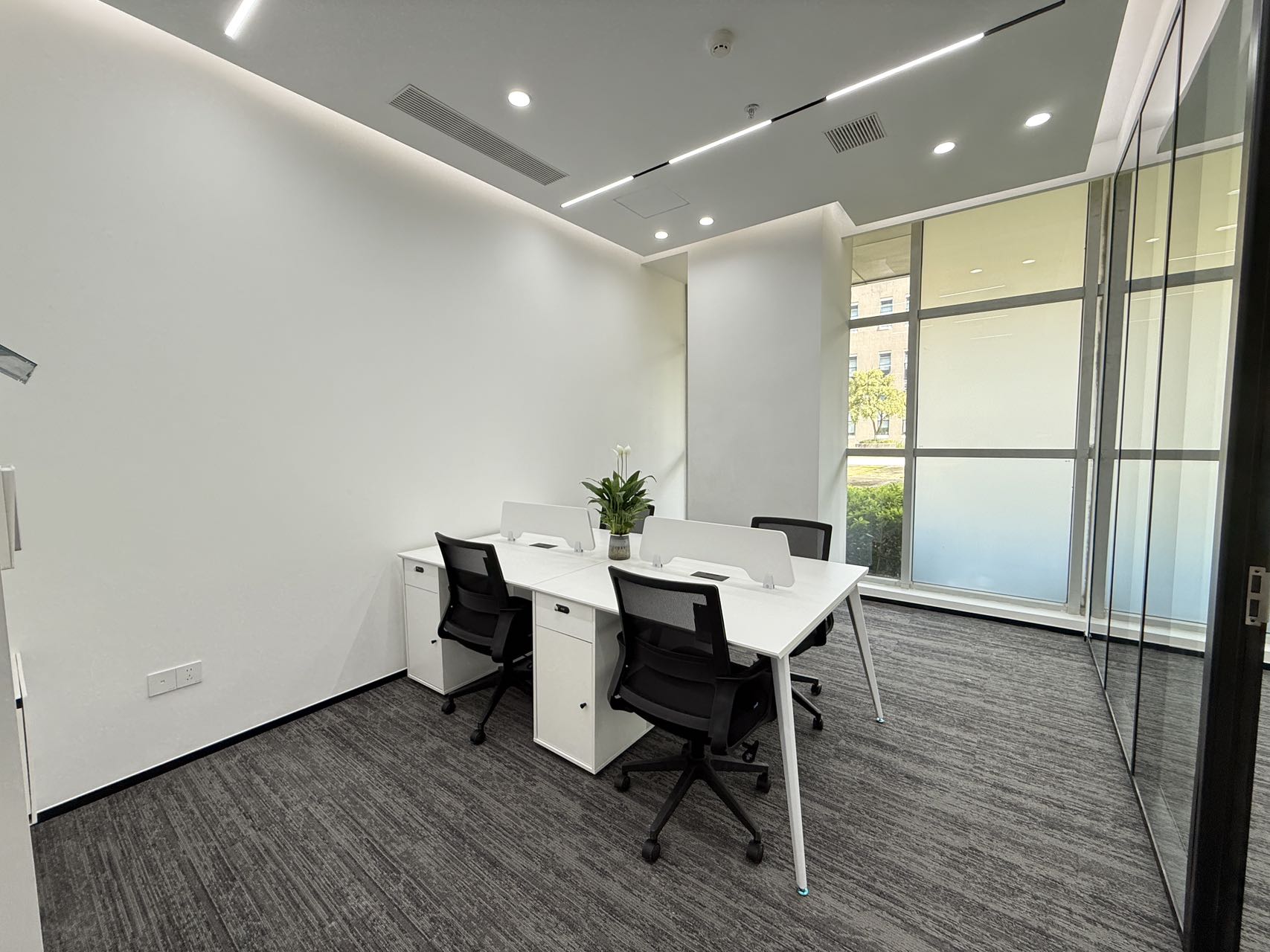 高新区软件园精选创业/办事处优质小户型 1楼不需要等电梯 园区环境巴适 2隔间6工位 先到先得 软件园办公室出租