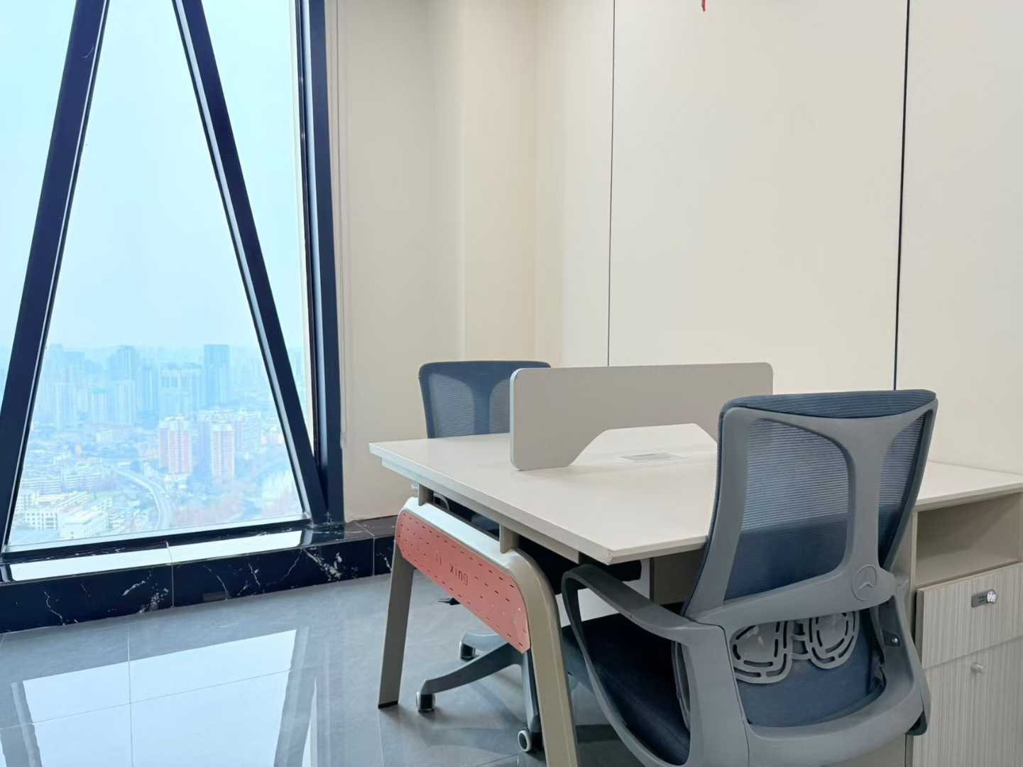 金牛区人民北路地铁口 甲级品质楼盘 206平方 3隔间20工位 精装带家具 看锦江 24小时空调 北成8号办公室出租