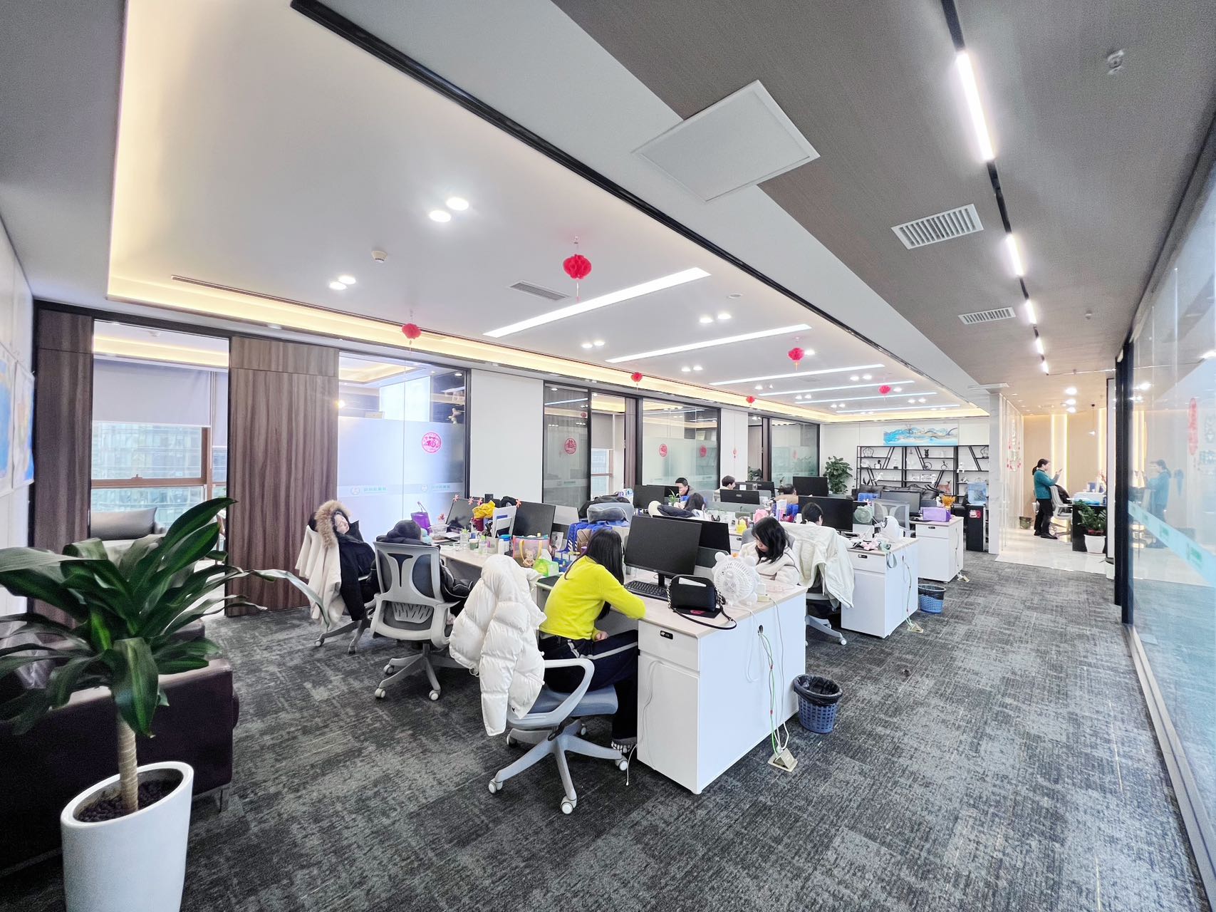 高新区世纪城地铁口 套租 7隔间30工位 东南双面采光 楼王户型 视野巴适 超大隔间 东方希望天祥办公室出租