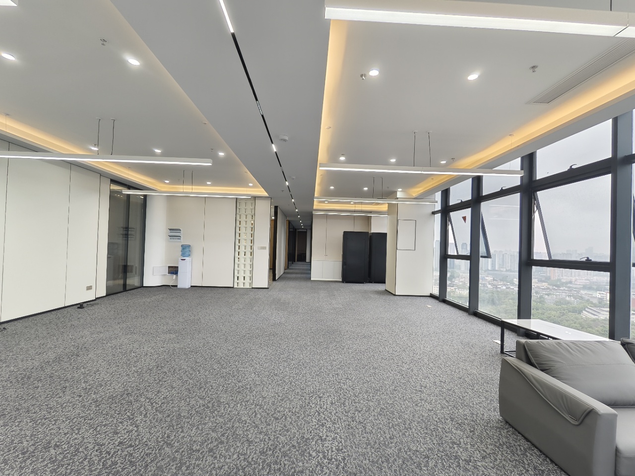 成华区8号线十里店地铁口 大面积出租 438平 7隔间40工位 双面采光 动静分区 正对电梯口 龙腾广场办公室出租