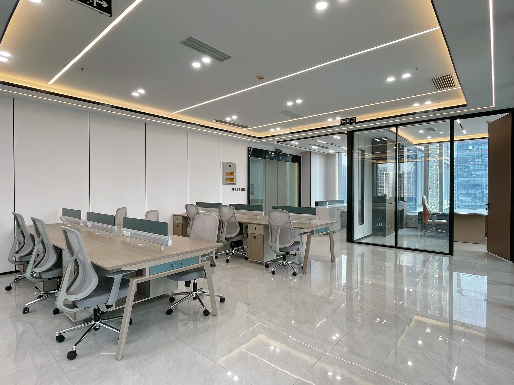 金融城三面采光优质户型 按套出租 5隔间16工位 视野非常安逸 轻奢新装 通透大气不失格调 中航国际广场办公室出租