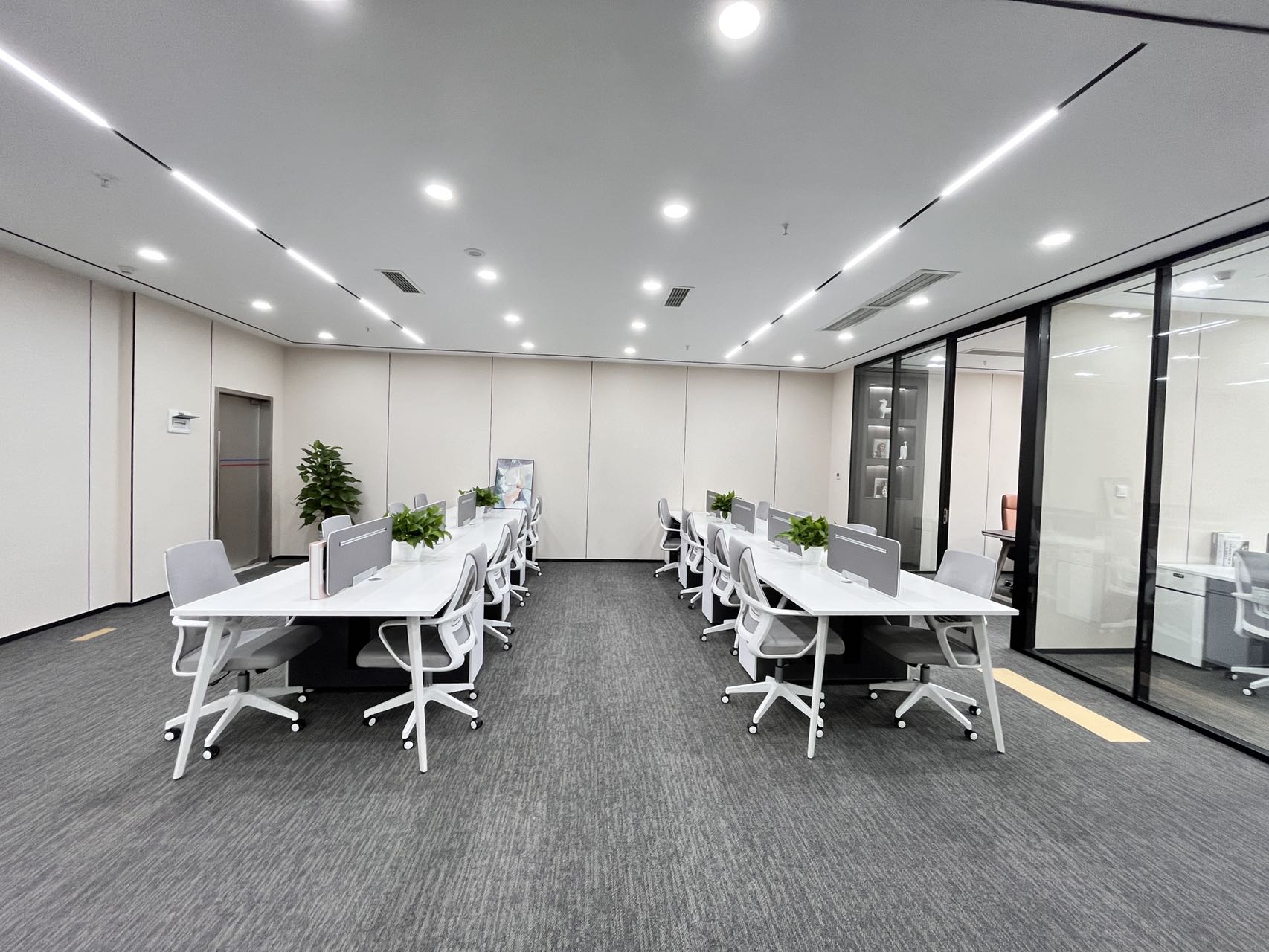 高新区世纪城地铁口 246平方 4隔间25工位 精装带家具 电梯口 周边配套服务完善 东方希望天祥办公室出租