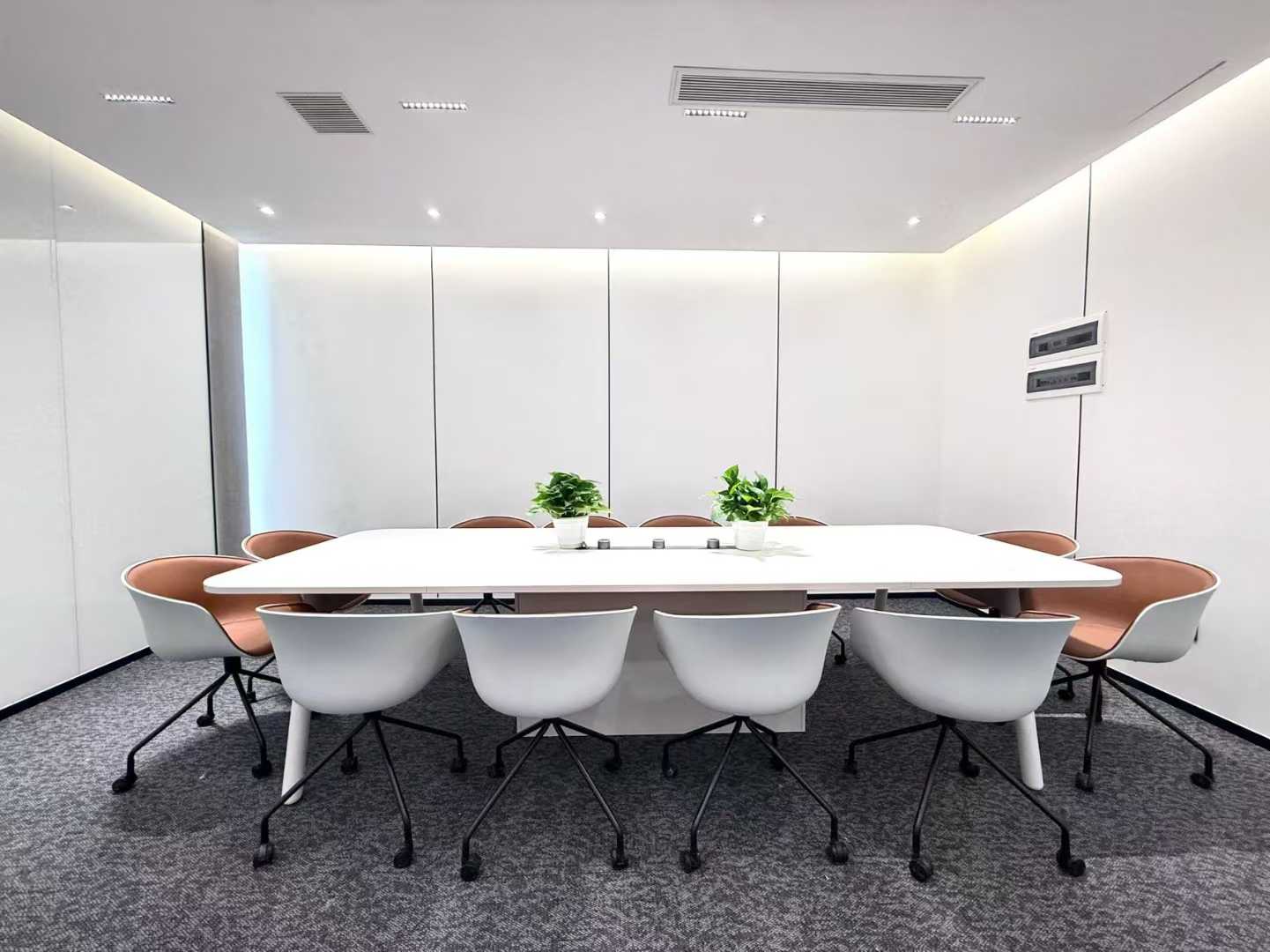 三地铁线交汇 电梯口户型 260平 4隔间24工位 精装带家具 新装风格温馨 德商国际办公室出租