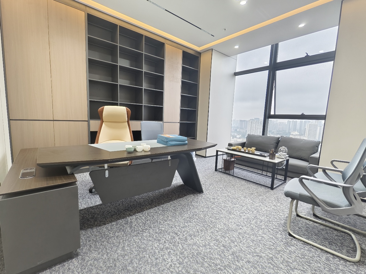 成华区8号线十里店地铁口 大面积出租 438平 7隔间40工位 双面采光 动静分区 正对电梯口 龙腾广场办公室出租