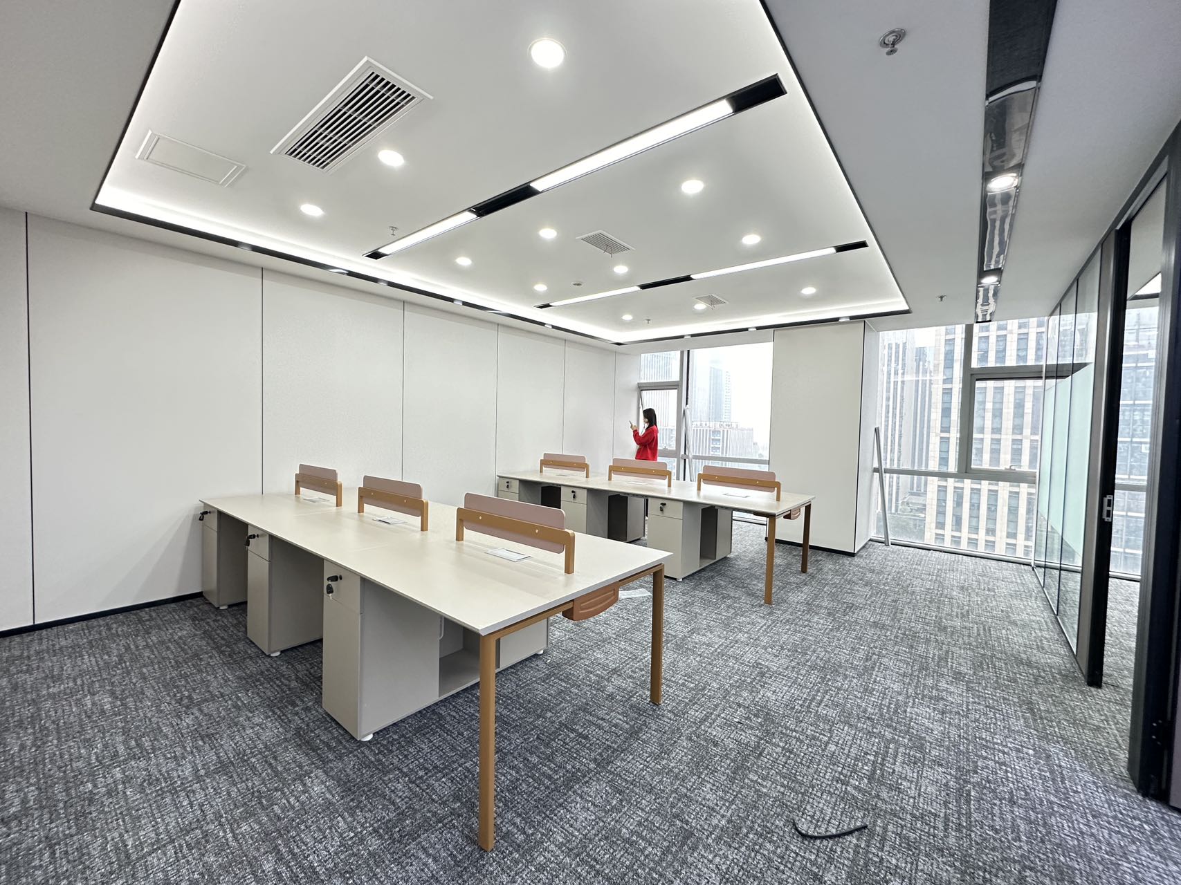 高新区孵化园地铁口 163平 3隔间12工位 24小时空调 物业含空调能耗 大会议室 嘉润国际中心办公室出租