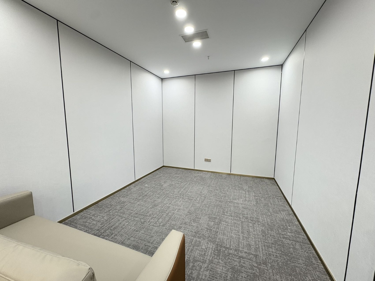 锦江区金石路附近 精装220平4隔间16工位 大小面积都有 物业含空调能耗 世纪广场办公室出租