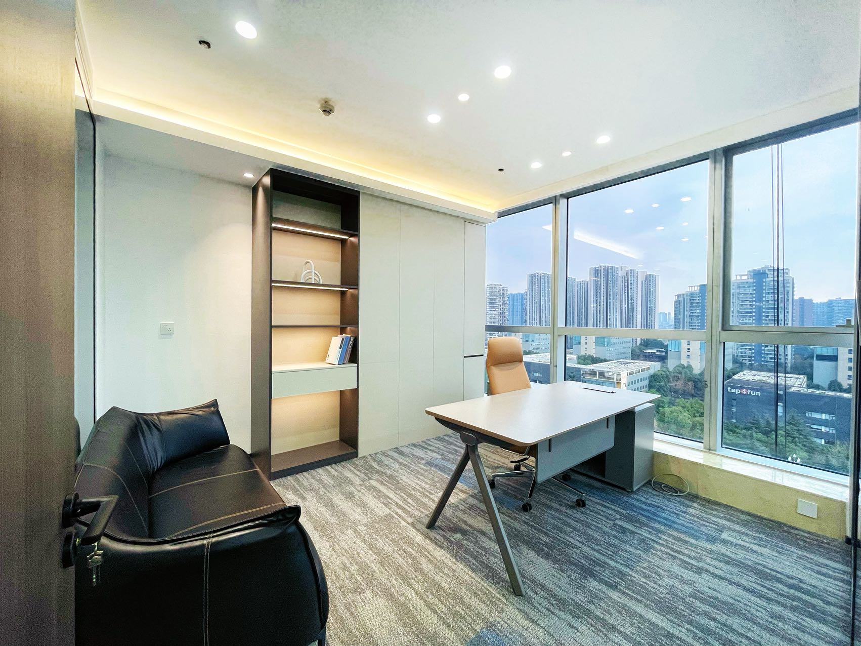 天府三街地铁采光面大 朝天府大道 100平方 2隔间8工位 艺术装修 带家具 视野巴适 希顿国际办公室出租