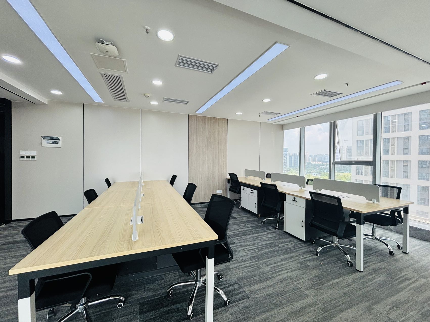 成都东站附近175平方 3隔间12工位 双面采光 24小时空调 双地铁交汇 交通方便  中环国际办公室出租