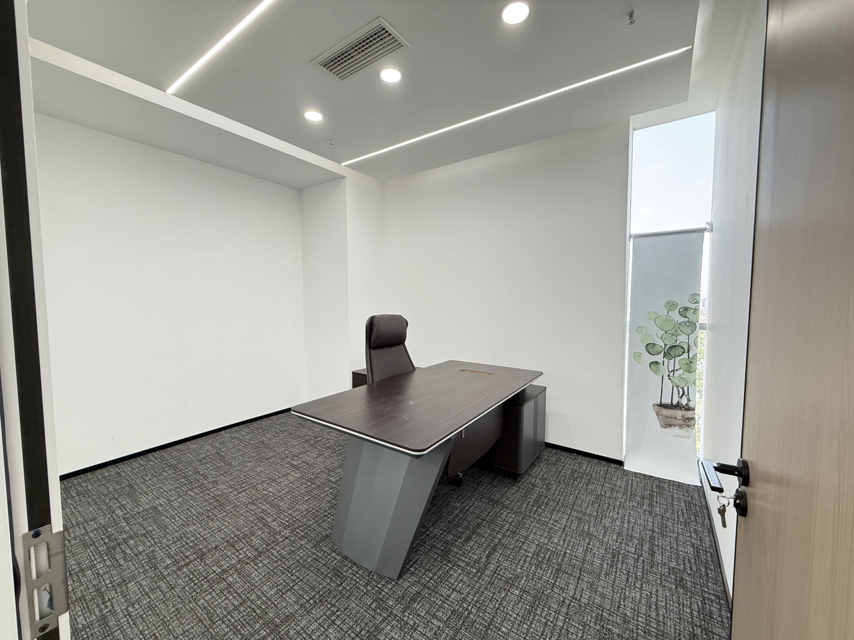 5号线骑龙地铁 套租含物业费 4隔间18工位 双面采光 视野巴适 稀缺房源 欢迎咨询 美行中心办公室出租