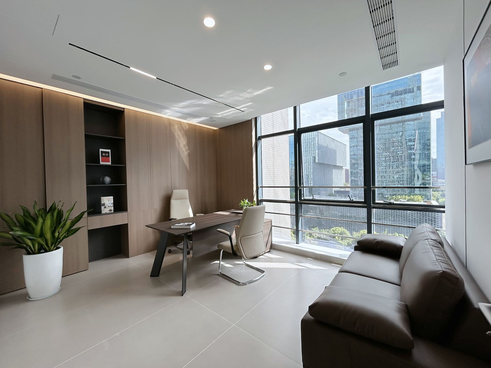 天府三街三面采光户型 5隔间25工位 带前台 动静分区 报价含物业费 高档家具配置 航兴国际办公室出租