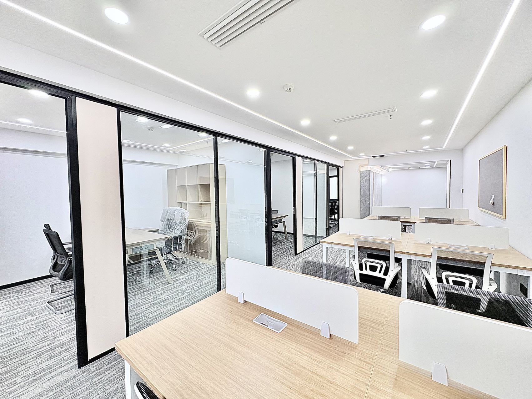 金牛区紧邻荷花池 双地铁口 165平 3隔间12工位 户型方正 大小面积均有 含家具 迈里中心办公室出租