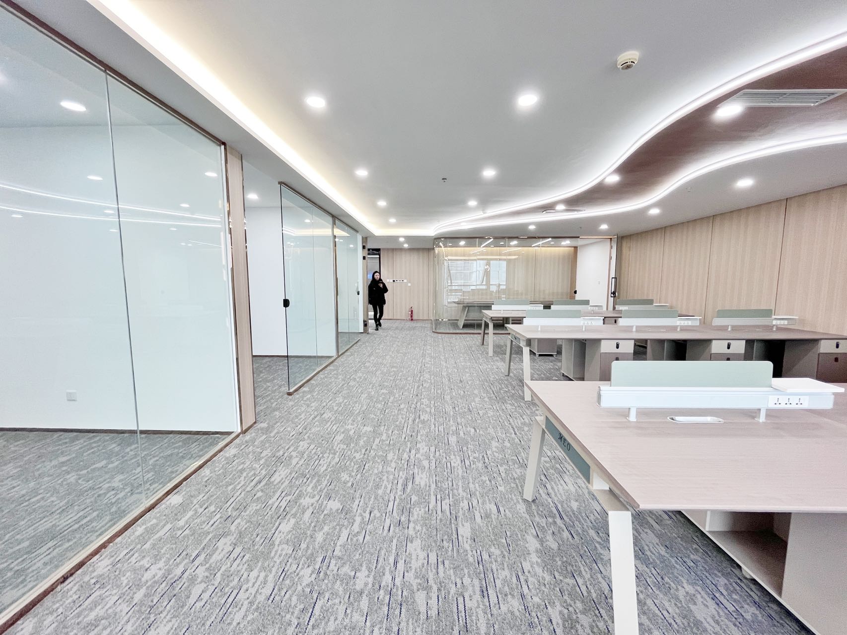 高新地铁附近 电梯口户型高区视野 服务面积312平 6隔间24工位 无加时费 精装带家具 茂业中心办公室出租