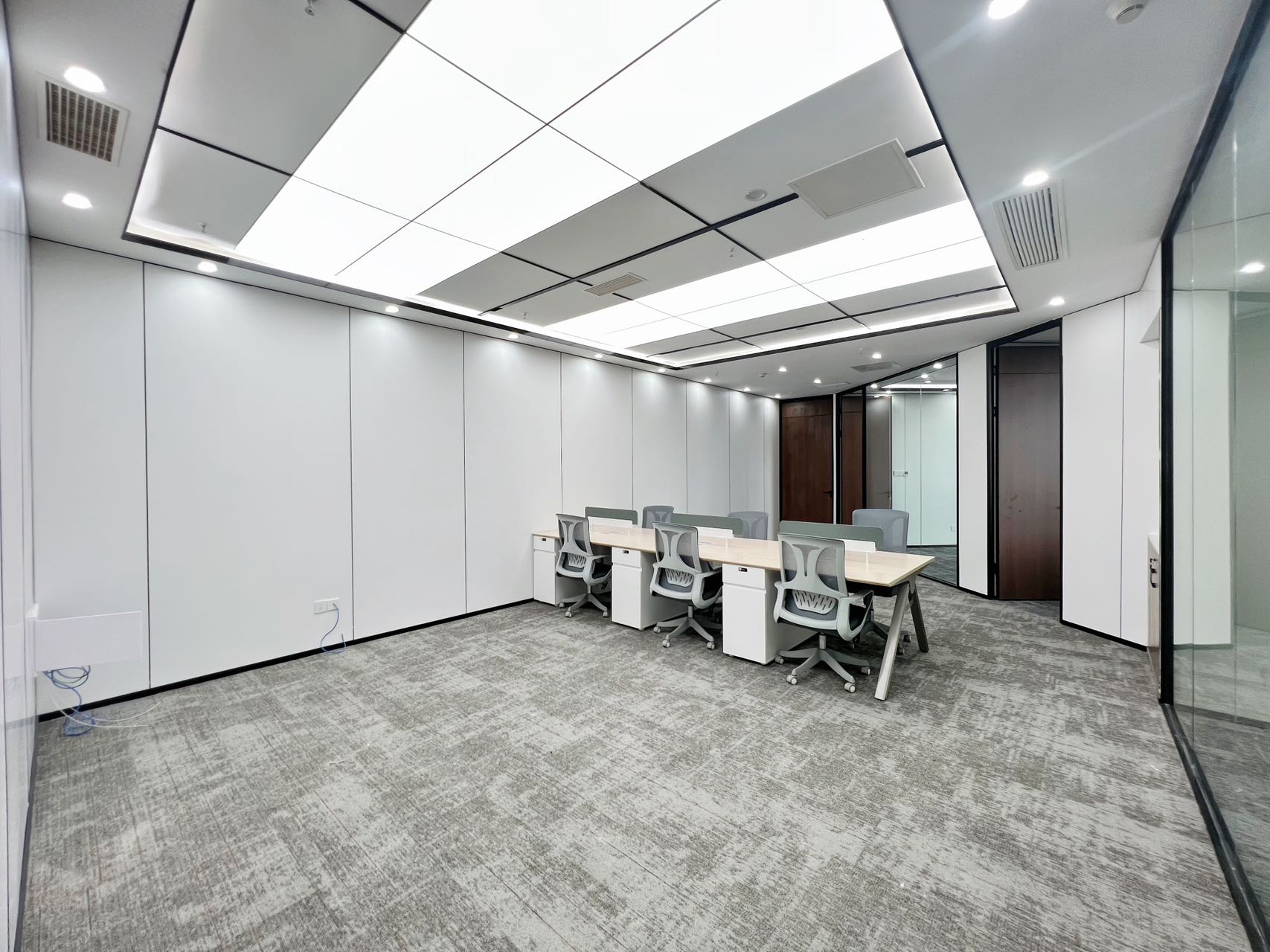 高新区世纪城地铁口精装房源 服务面积200平 4隔间16工位 报价含物费  甲级楼盘 天祥广场办公室出租