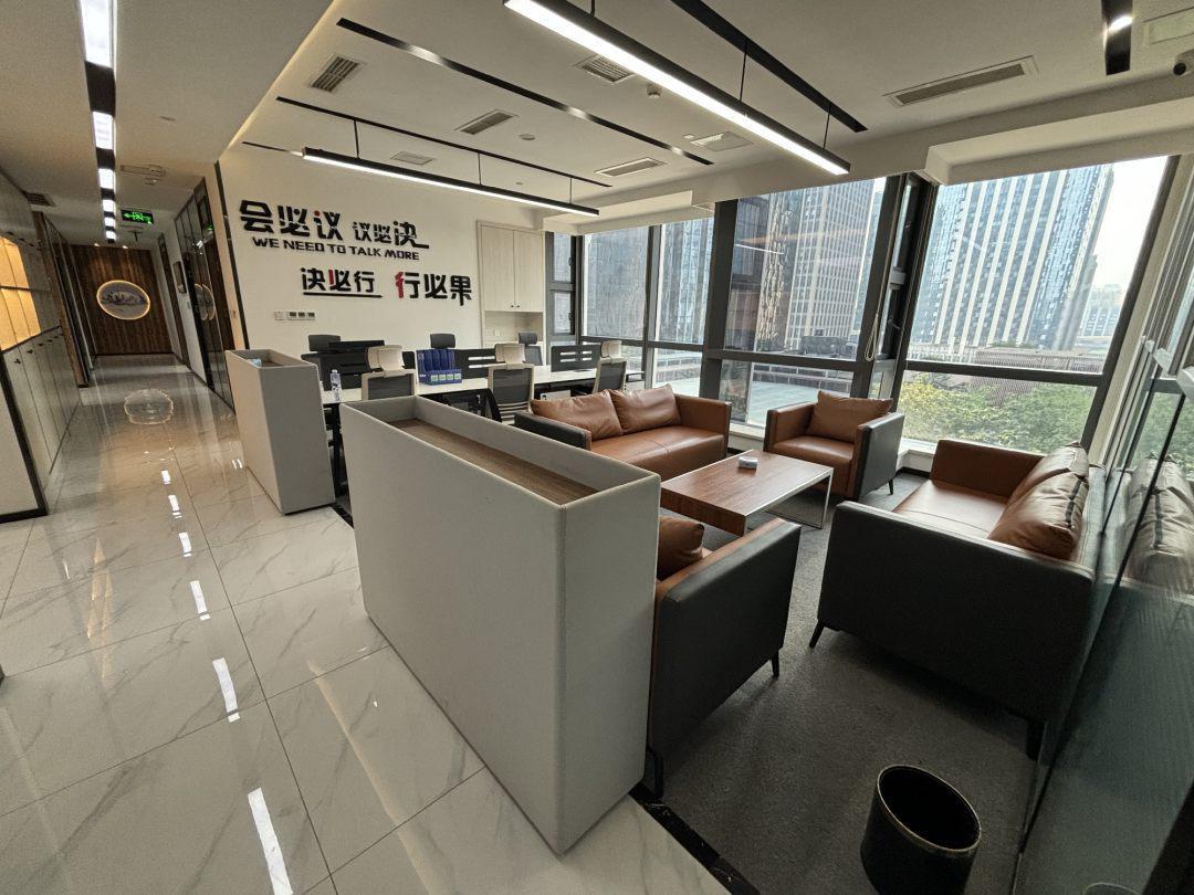 天府二街超甲电梯口户型 大门头昭示性强 335平方 7隔间6工位 60元单价 领地环球金融中心