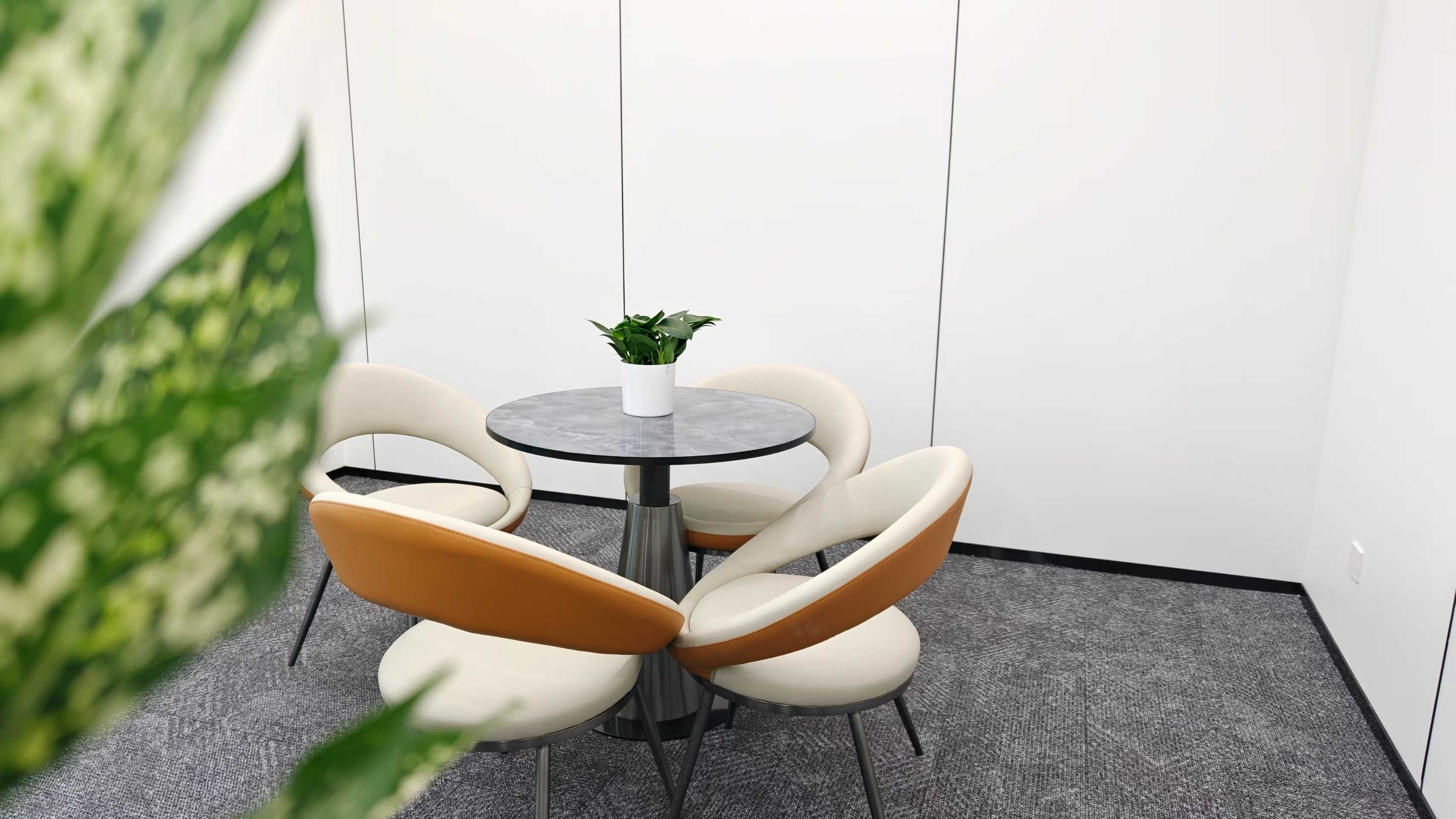 天府二街新开楼盘 264平 4隔间22工位 全新装修 24小时空调 物业费便宜 精装带家具 雄川金融中心2栋办公室出租