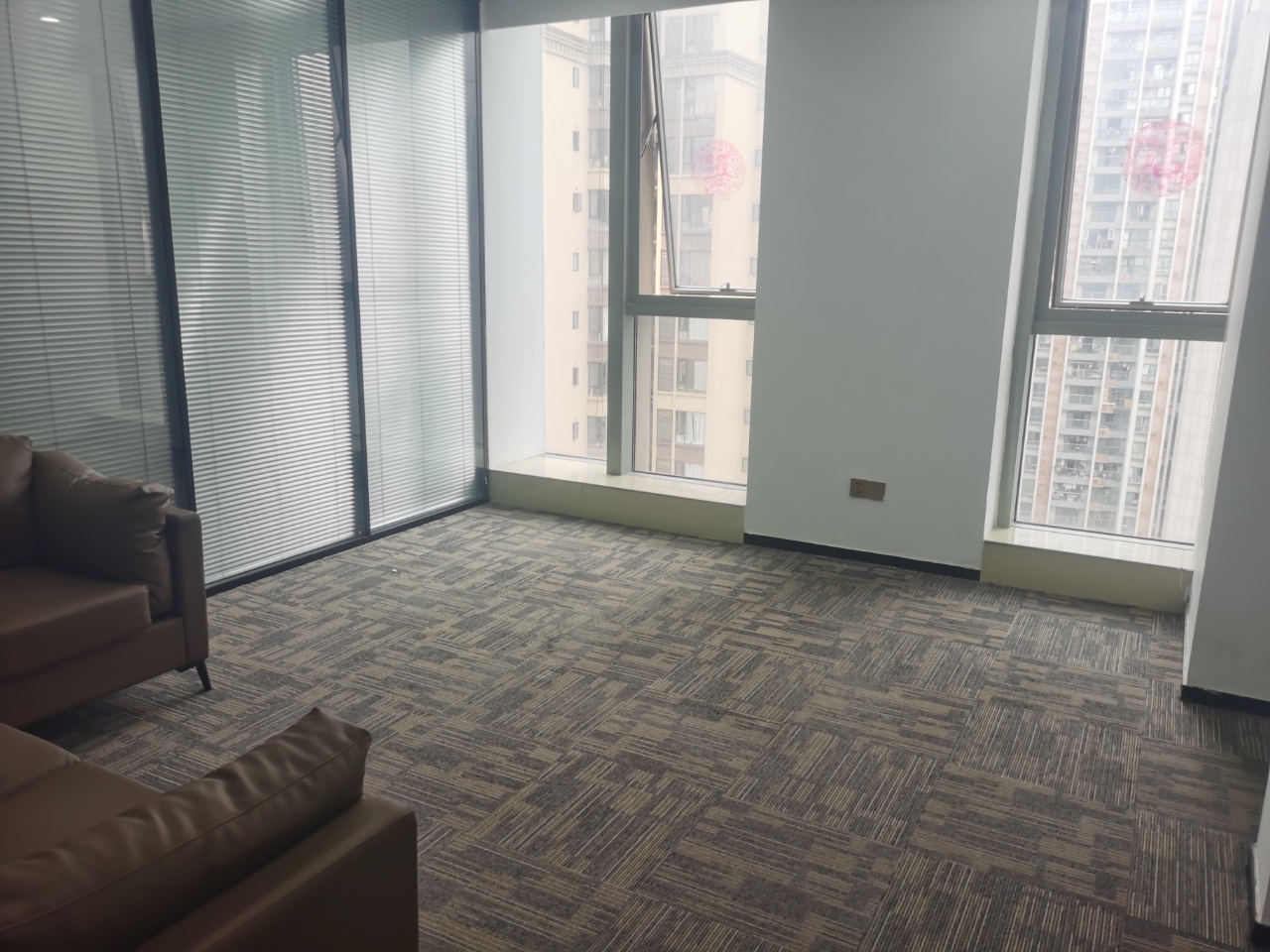 成华区东二环协信中心精装263平办公室 户型方正 精装带家具 采光很好