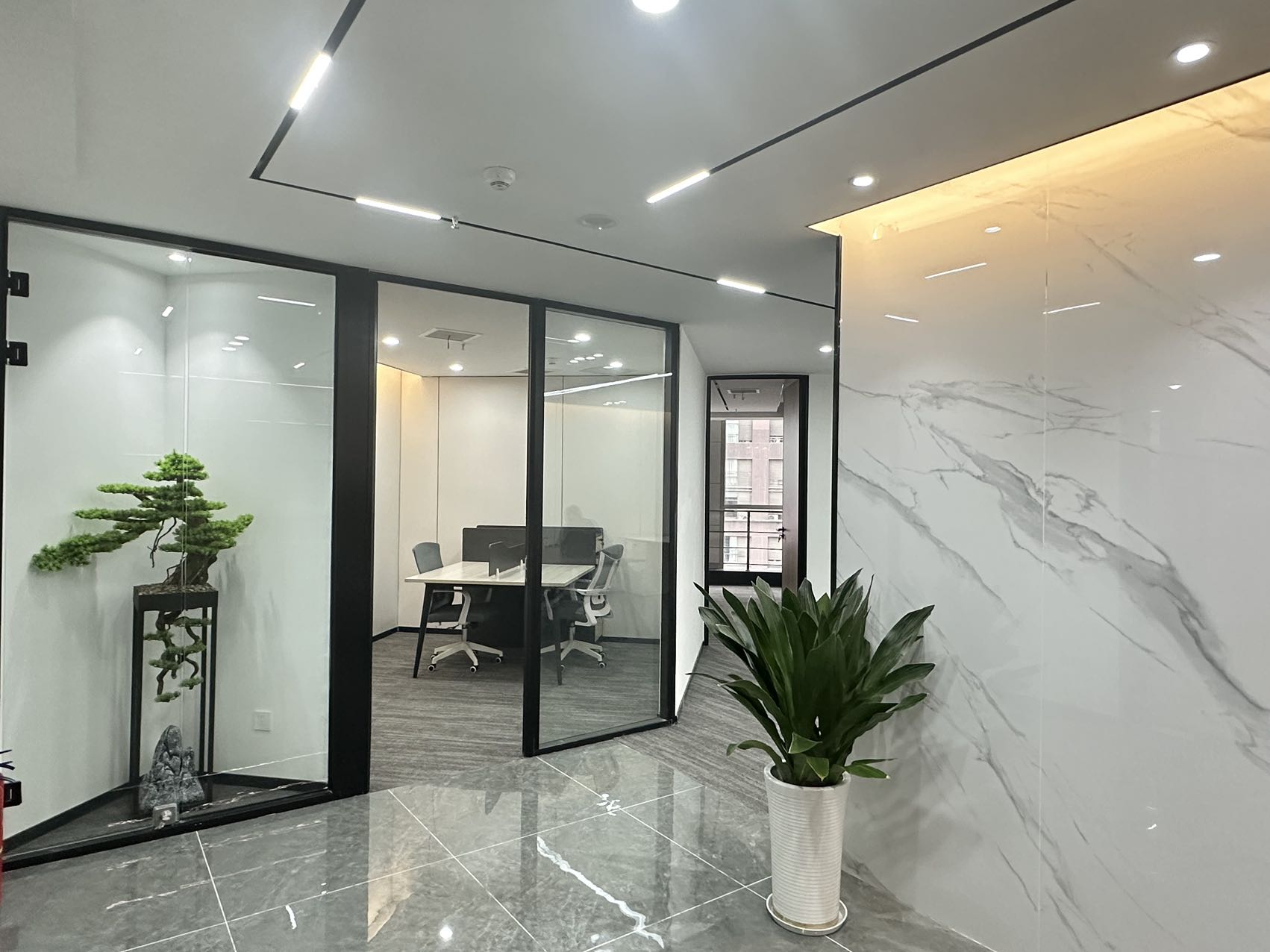 春熙路老牌甲级楼 153平方 3隔间18工位 核心地段 空调早8:30-晚24：00  无惧加班 时代广场办公室出租