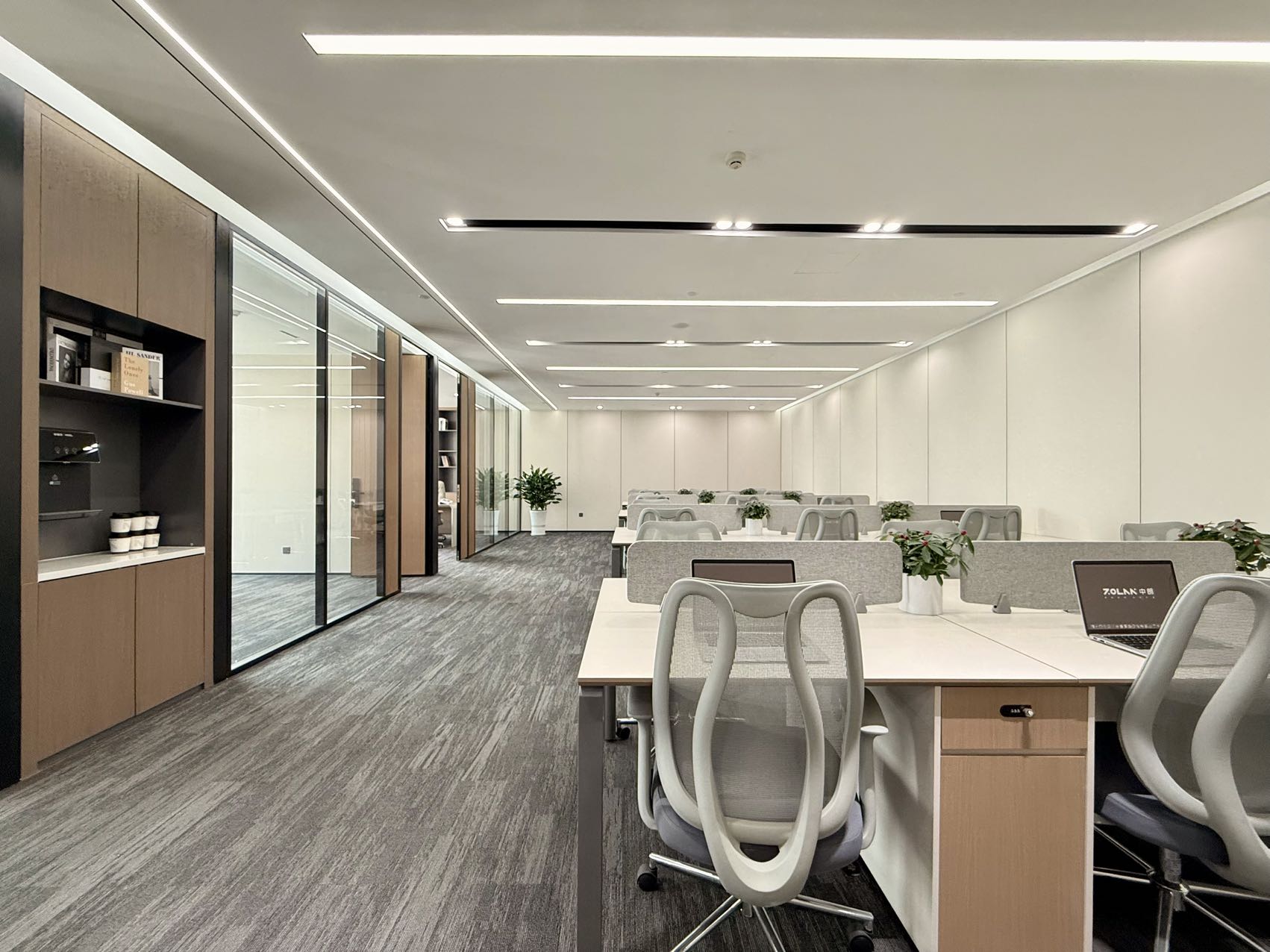 市中心3/4号线交汇-市二医院地铁口 服务面积307平 3隔间30工位 高区视野 楼盘高端 中朗157数智大厦办公室出租