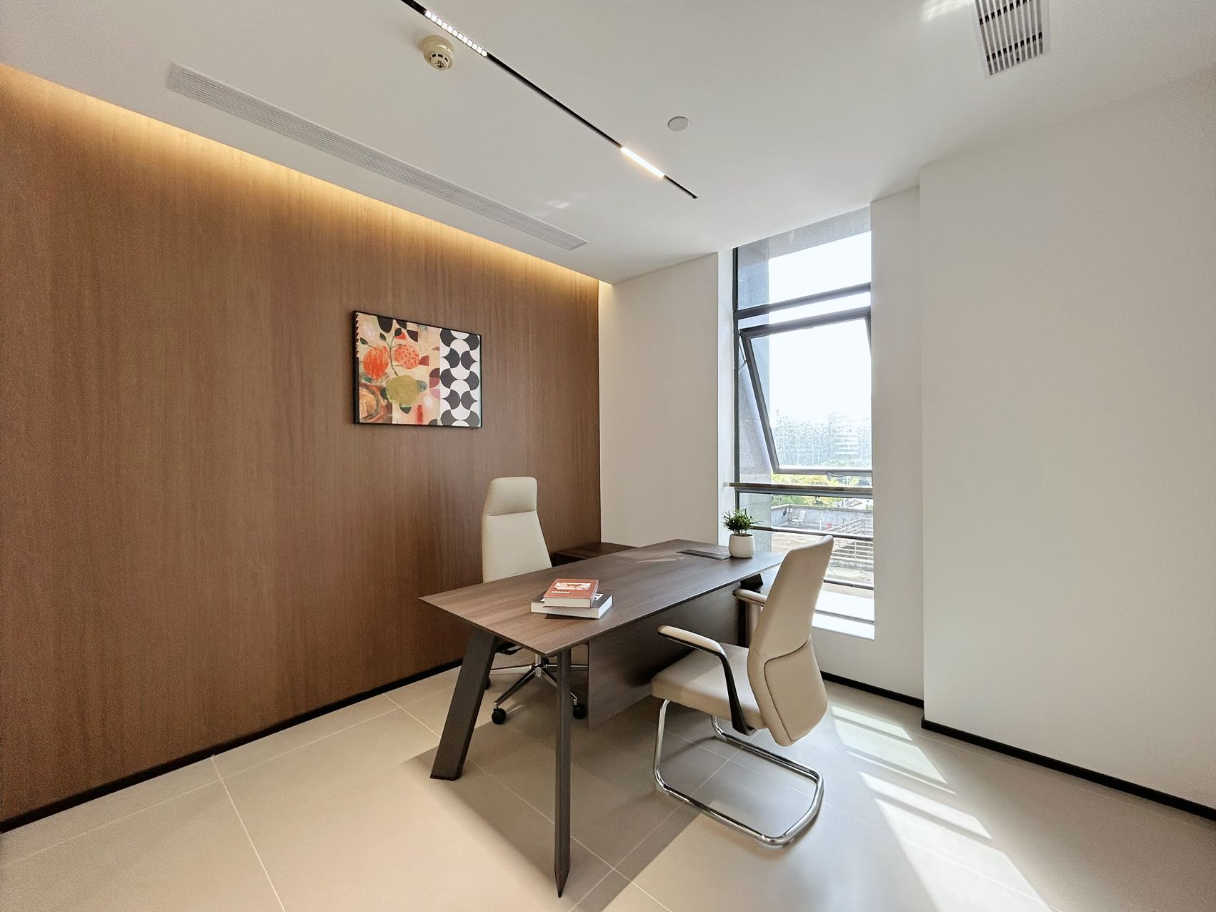 天府三街三面采光户型 5隔间25工位 带前台 动静分区 报价含物业费 高档家具配置 航兴国际办公室出租