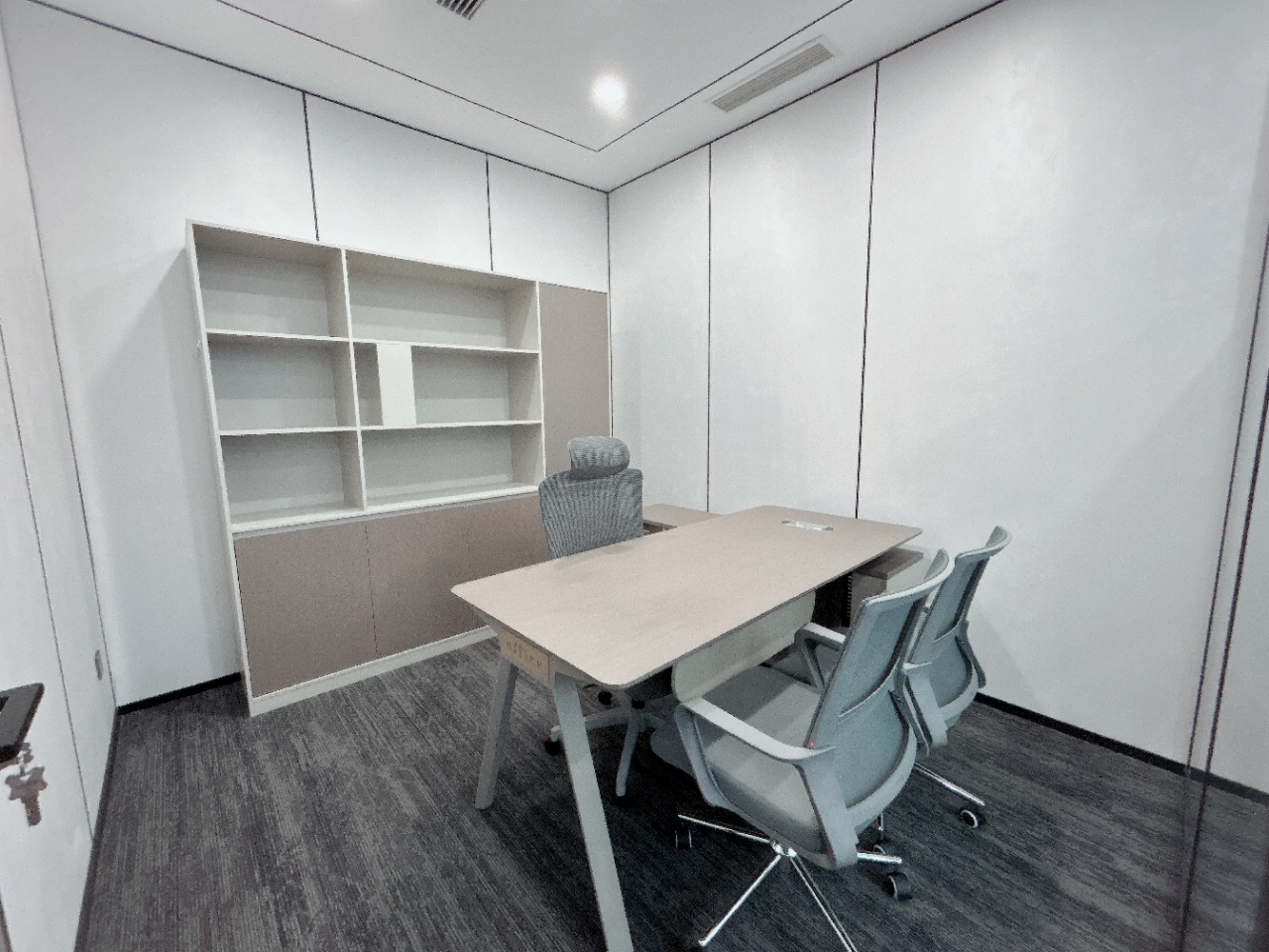 锦江区攀成钢区域 交通位置巴适 4隔间18工位 户型方正 视野巴适 汇信财富中心办公室出租