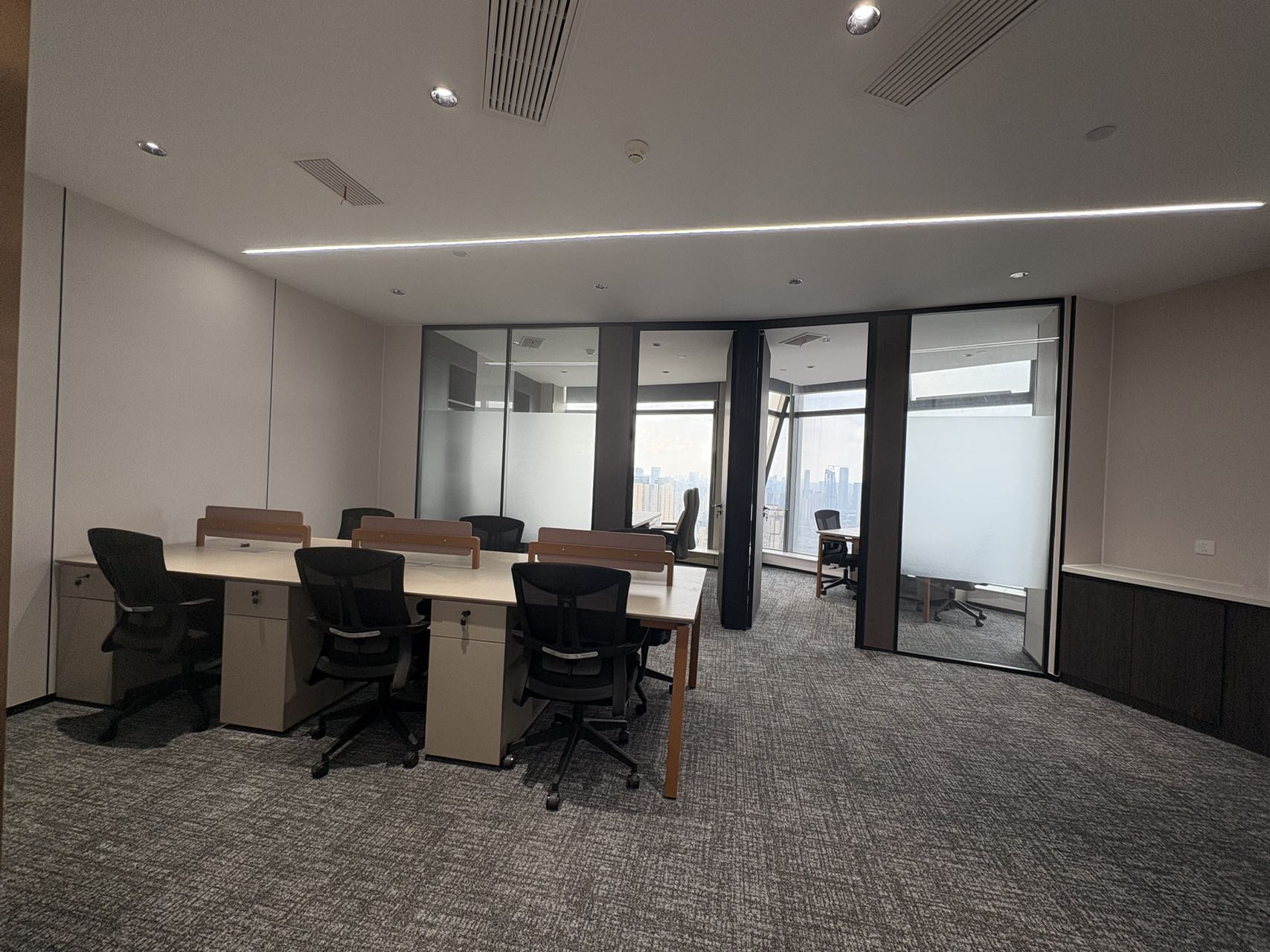 成华区邻东郊记忆创业小面积 95.67平 2隔间8工位 高区视野 含物业费 带家具 多弗国际办公室出租