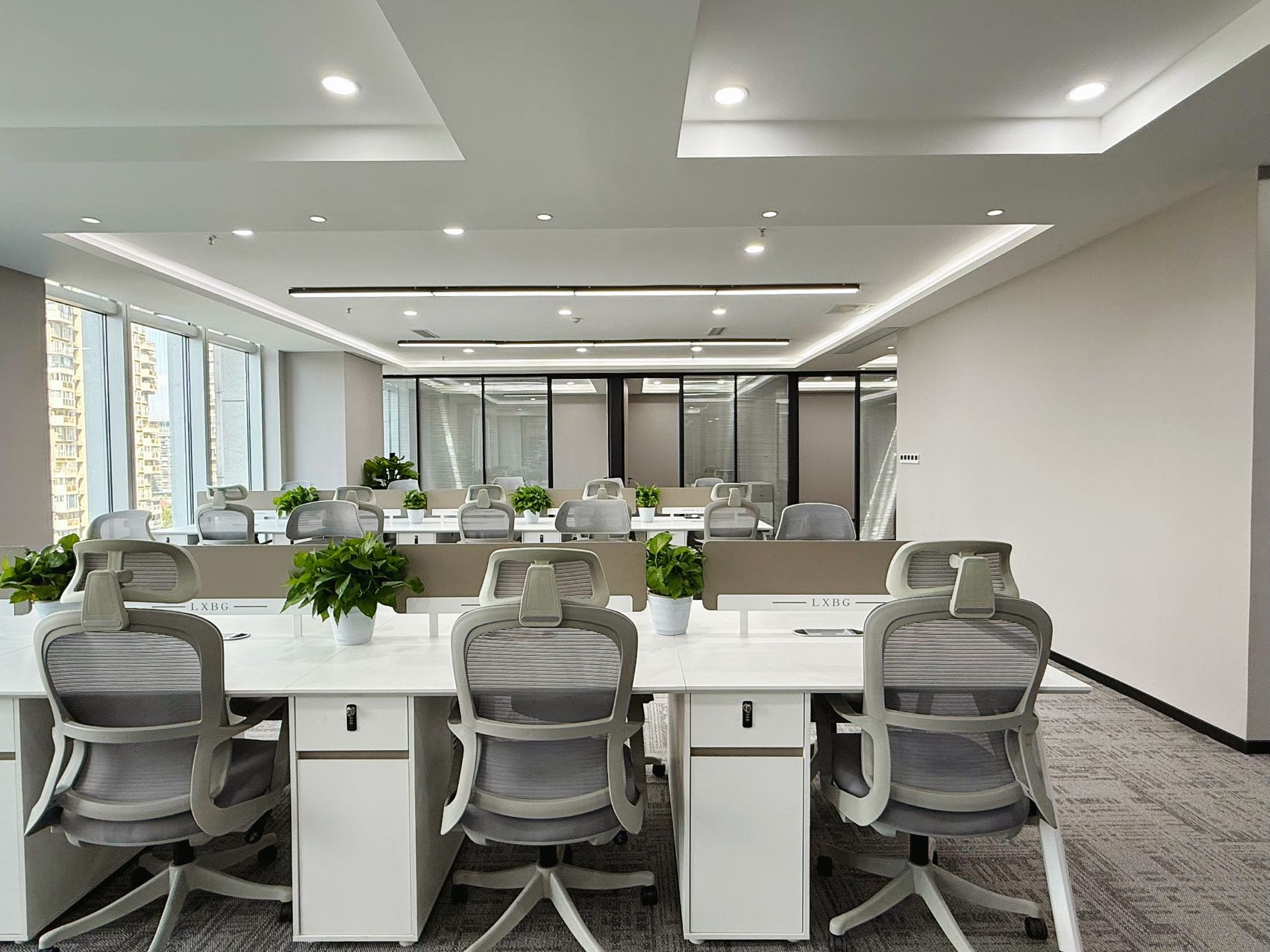 世纪城超甲楼盘 439平 6隔间36工位 视野巴适 采光面大 看天府大道 地铁口户型 棕榈泉国际中心办公室出租