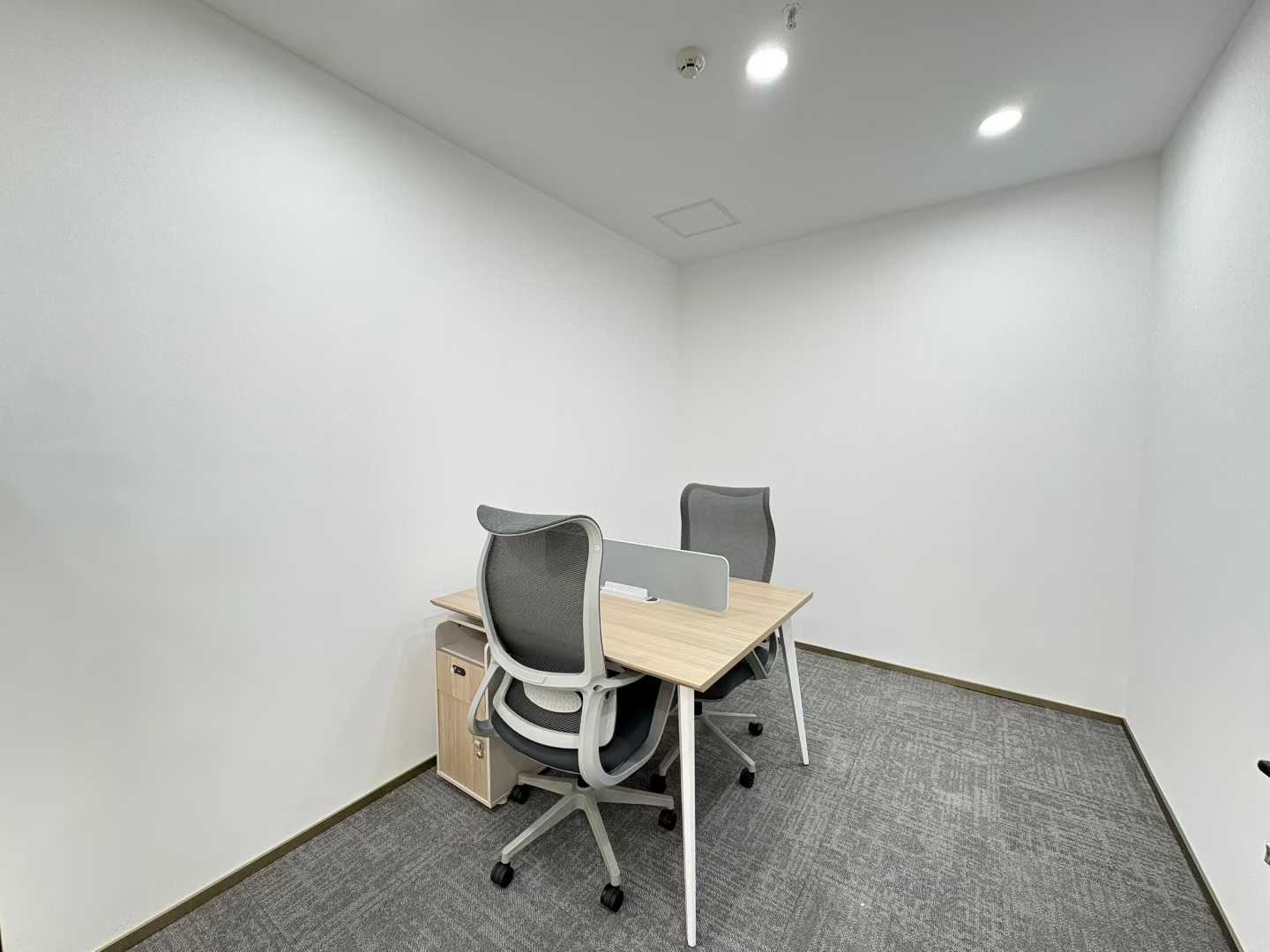 锦江区紧邻火车南站 骨折价出租 189平 4隔间16工位 精装带家具 创世纪广场办公室出租