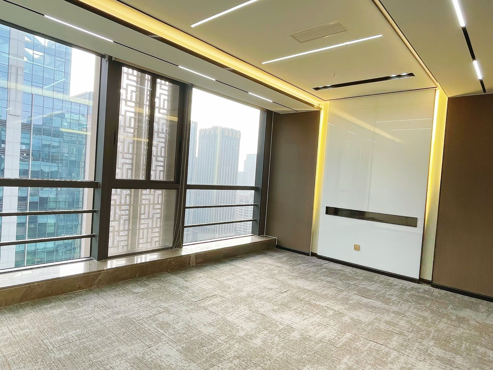 世纪城蜀都二级精装好房 6隔间1会议室40工位 带阳台 电梯口 通上下水 蜀都中心办公室出租