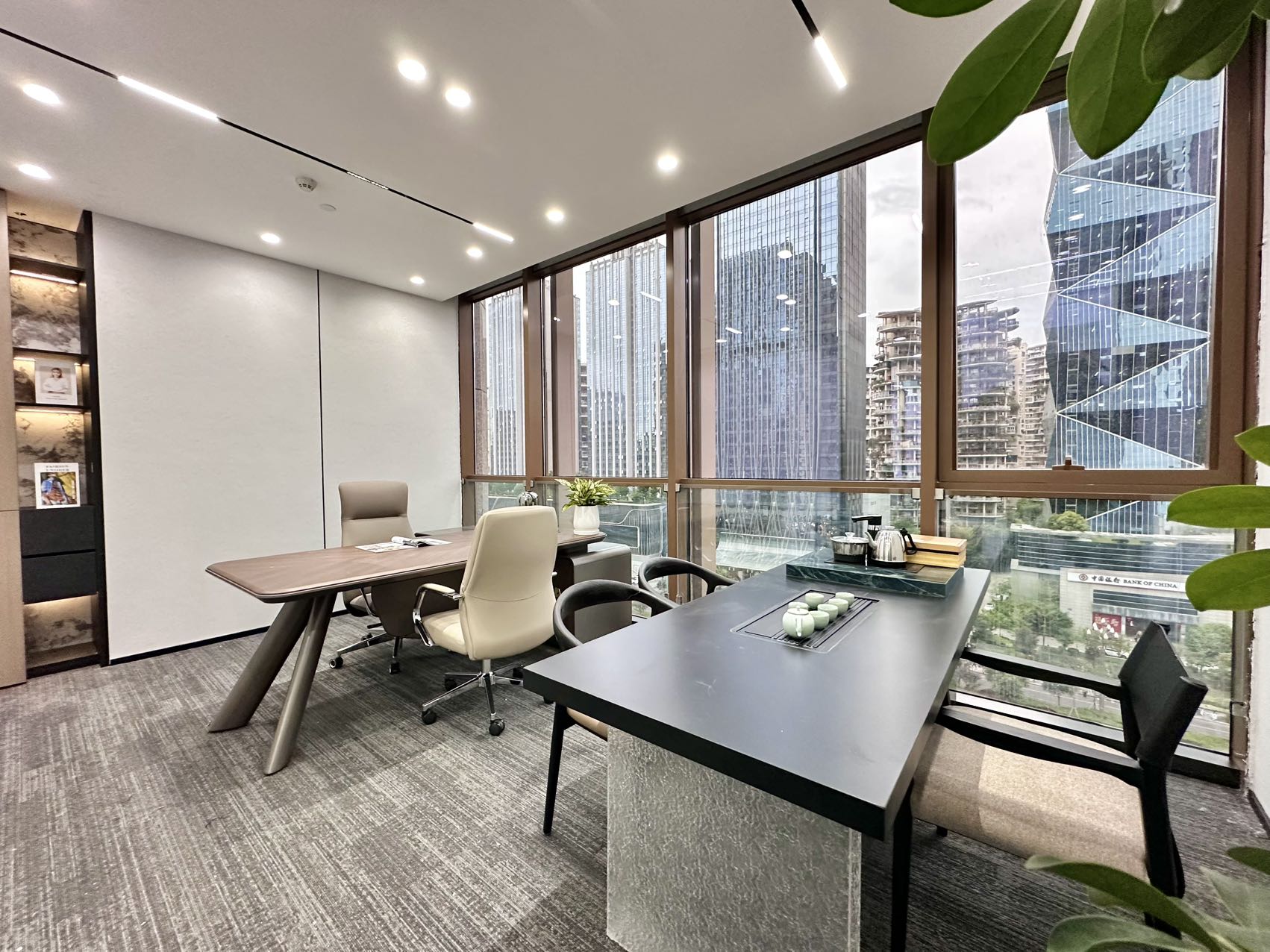 高新区世纪城地铁口 精致小面积 3隔间8工位 视野巴适 大老板间带茶台 含物业费 东方希望天祥办公室出租