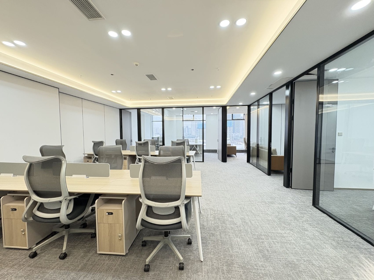 锦江区金石路附近 精装220平4隔间16工位 大小面积都有 物业含空调能耗 世纪广场办公室出租