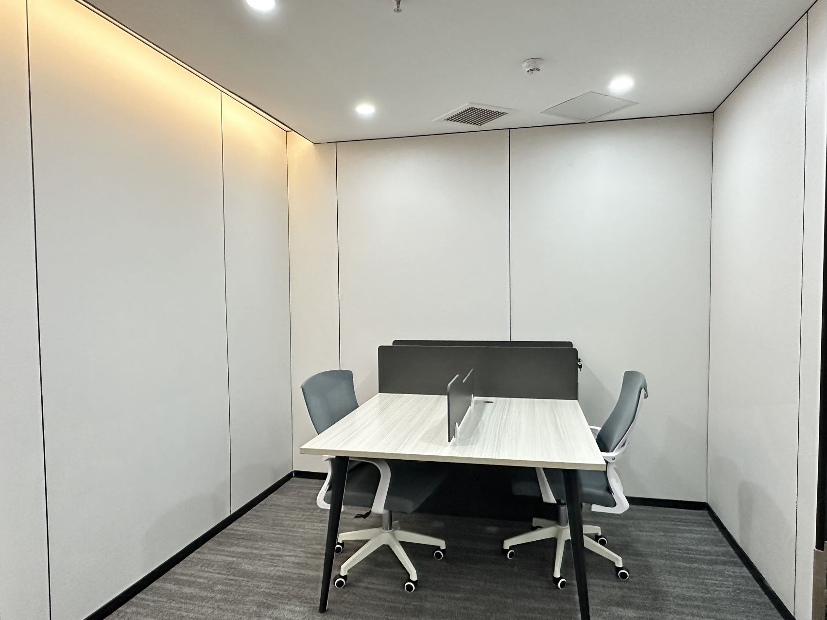 春熙路老牌甲级楼 153平方 3隔间18工位 核心地段 空调早8:30-晚24：00  无惧加班 时代广场办公室出租