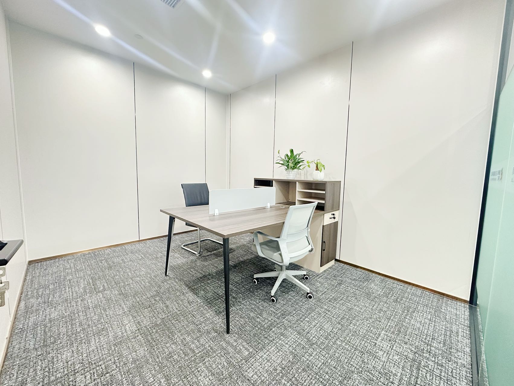 成华区东郊记忆地铁口 视野巴适 280平方 6隔间24工位 户型方正 无加时费 万科天荟办公室出租