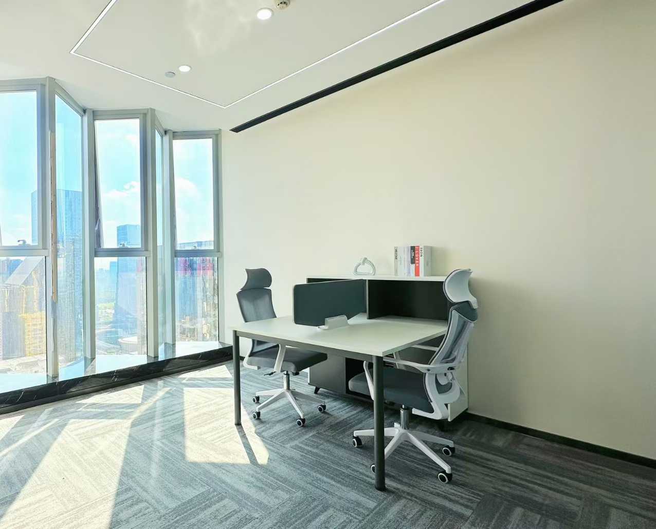 南门9号线芯岛地铁三四百米 410平 双面采光 6隔间20工位 大会议室 空调早8晚10 嘉煜金融科技中心办公室出租