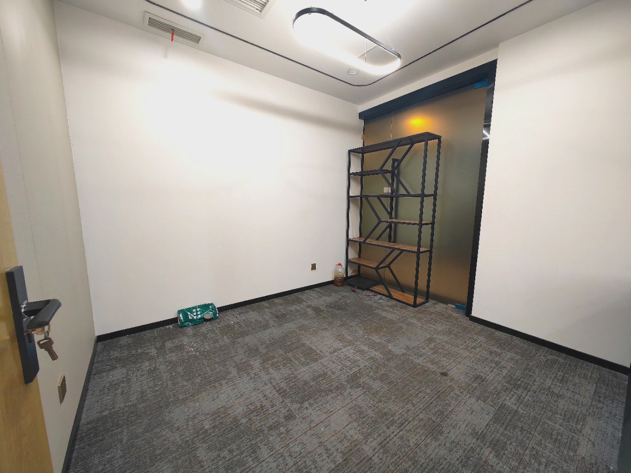 高新环球中心6隔间24工位特价艺术精装双面采光现代精装电梯口