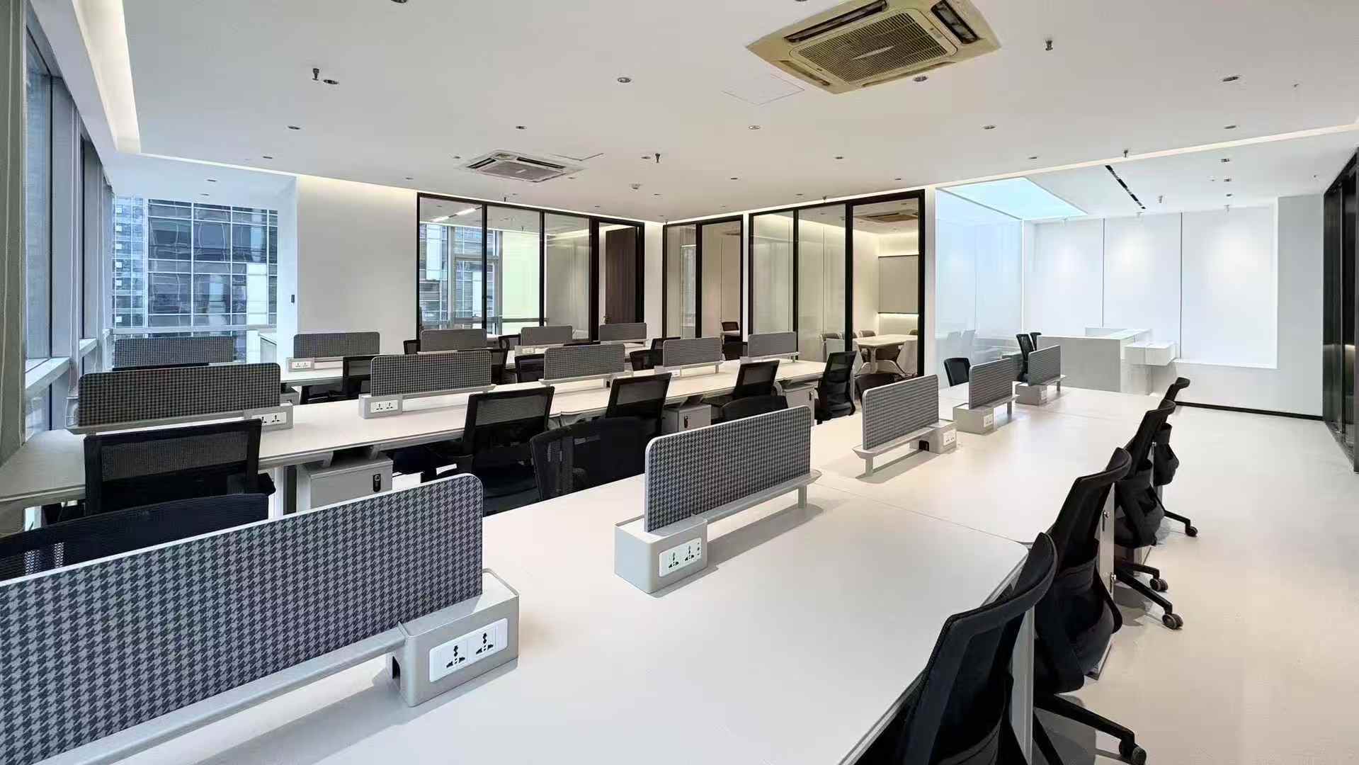 高新区孵化园三地铁交汇 交通方便 206平方 3隔间30工位 24小时空调 含物业费 东南双面采光 奥克斯广场办公室出租