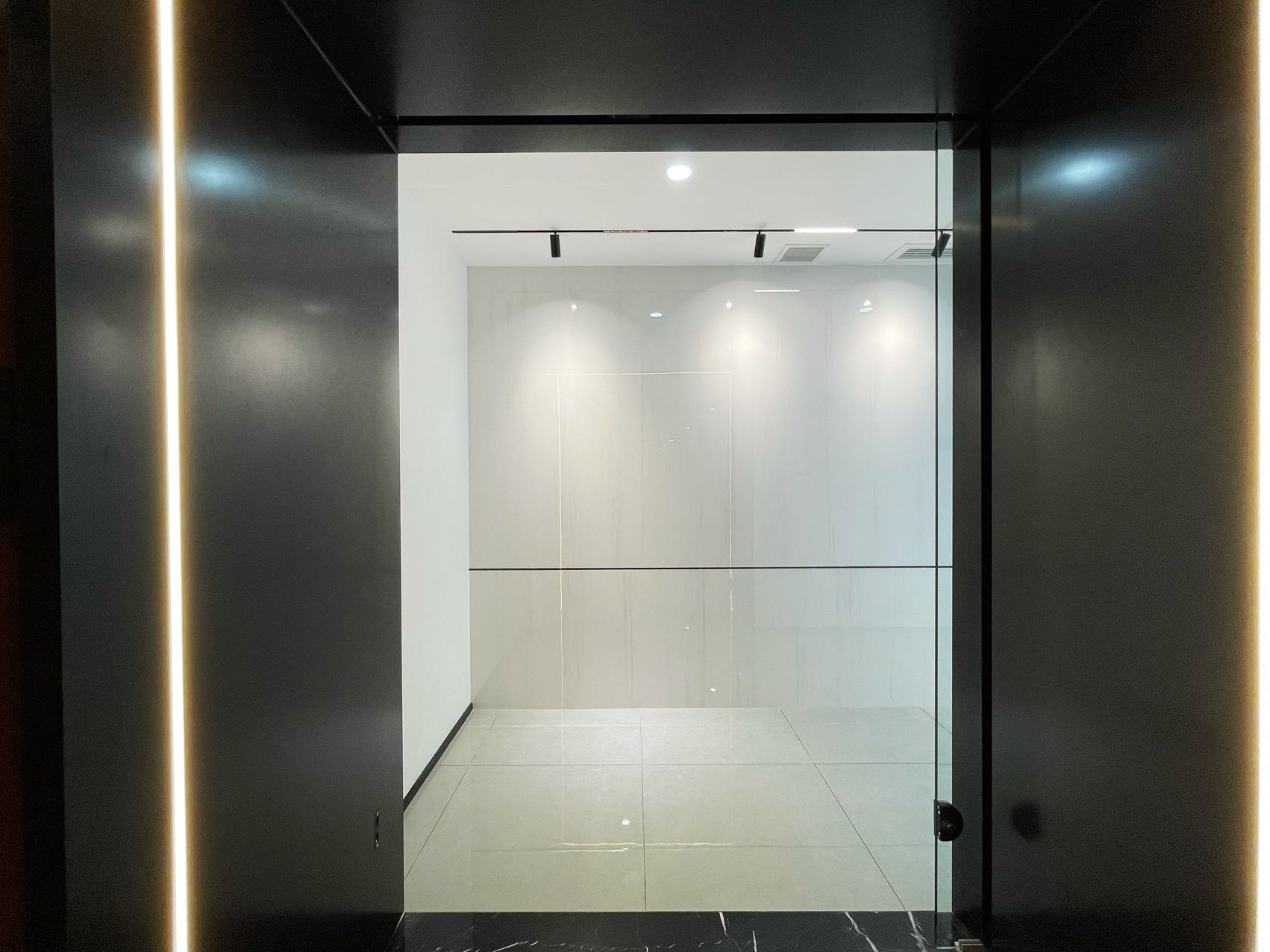 高新天府三街 楼王小户型 双面采光视野巴适 136平 3隔间8工位 近地铁 空调含能耗 希顿国际广场办公室出租