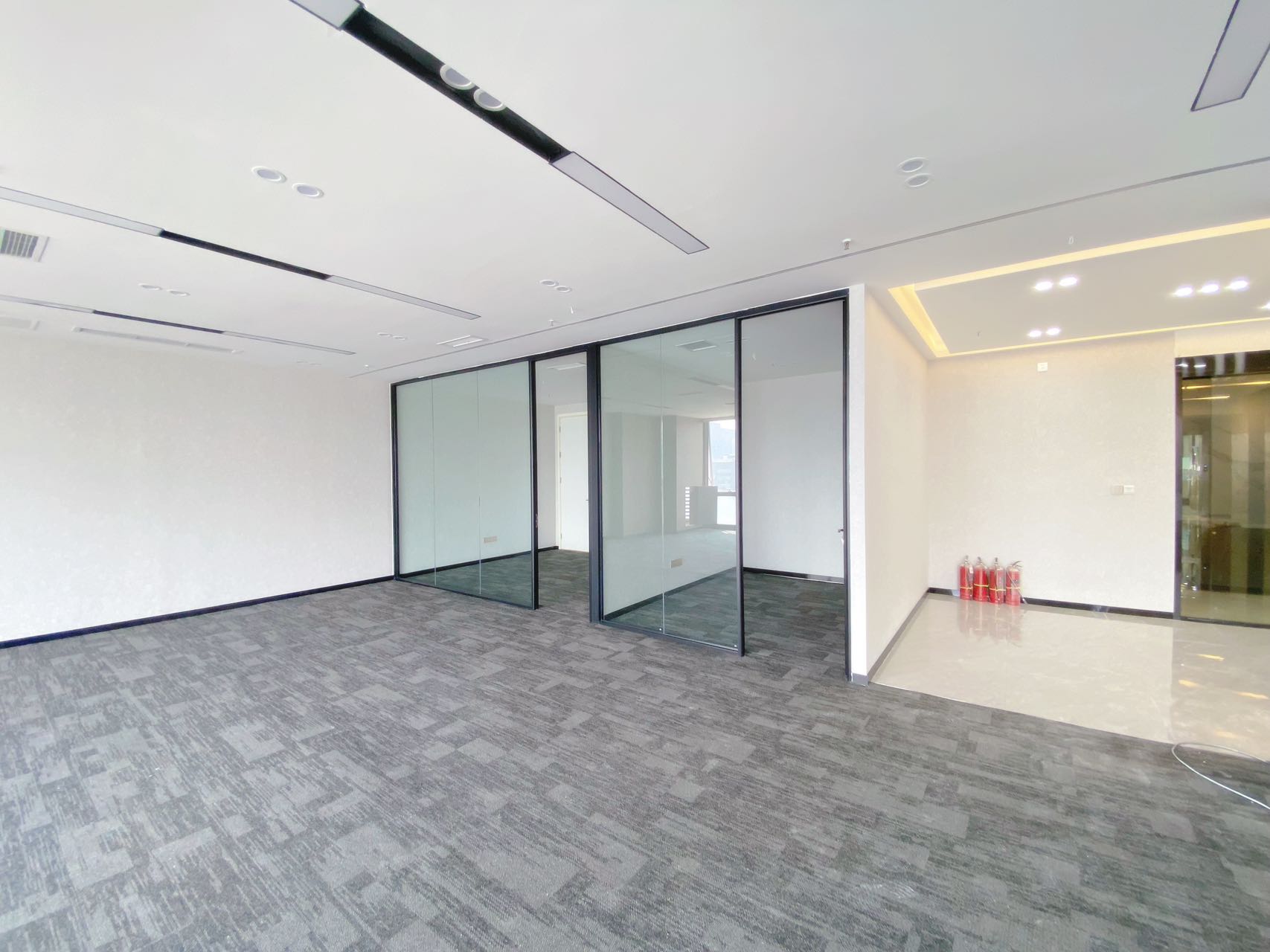 高新区24小时空调甲写楼盘 236平方 4隔间31工位  电梯口 采光视野巴适 带家具 晶科一号办公室出租