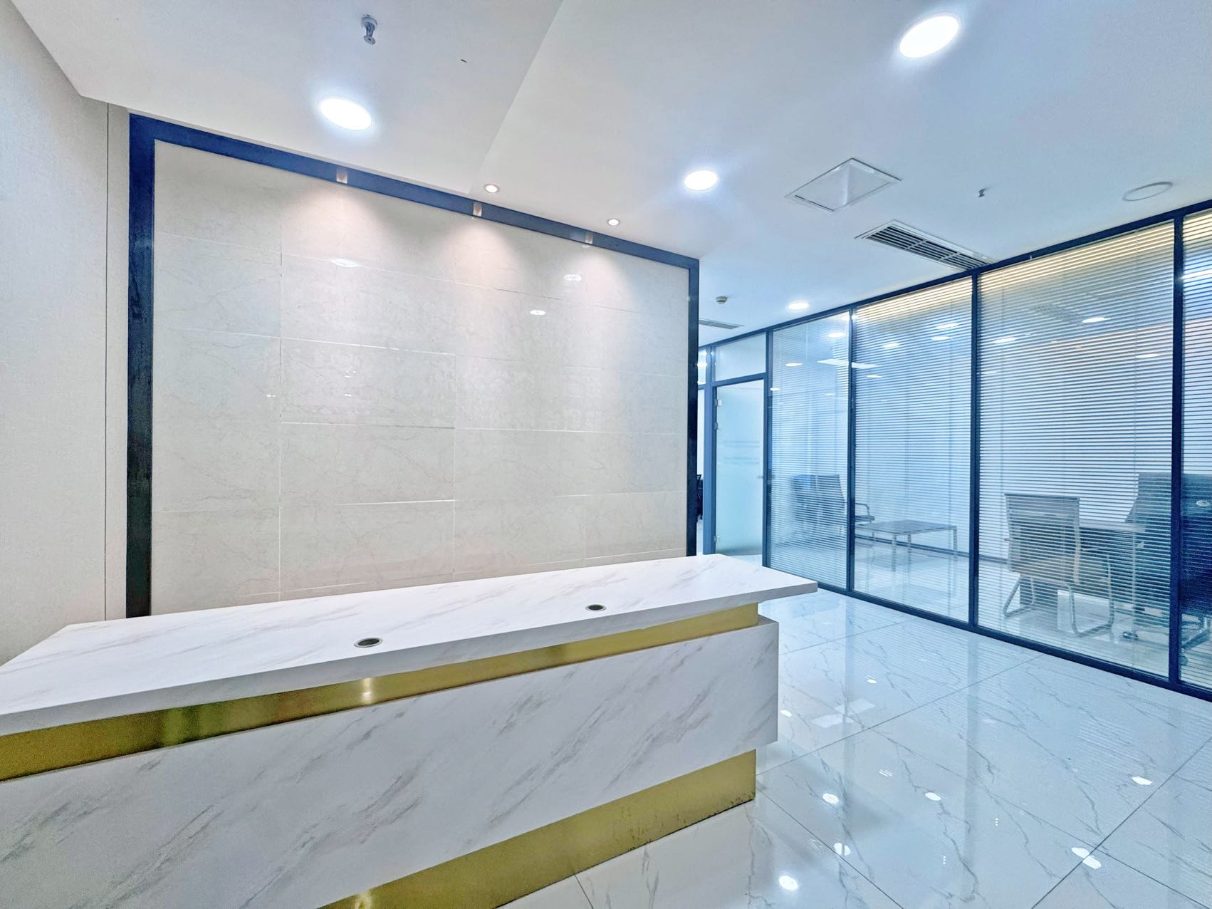 孵化园双面彩采光看双子塔 视野非常巴适 255平 4隔间16工位 精装带家具 楚峰国际办公室出租