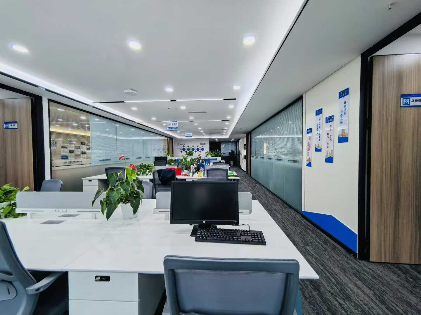 孵化园中航国际交流面积487平 7隔间40工位 超大会议室 没有加时费 办公室出租