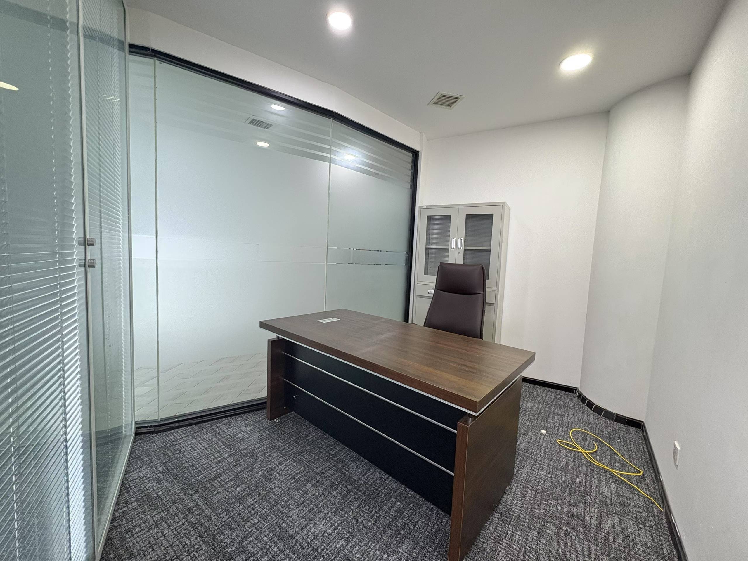 成华区杉板桥地铁几百米 188平 3隔间24工位 正对电梯口 采光面大 多弗国际办公室出租