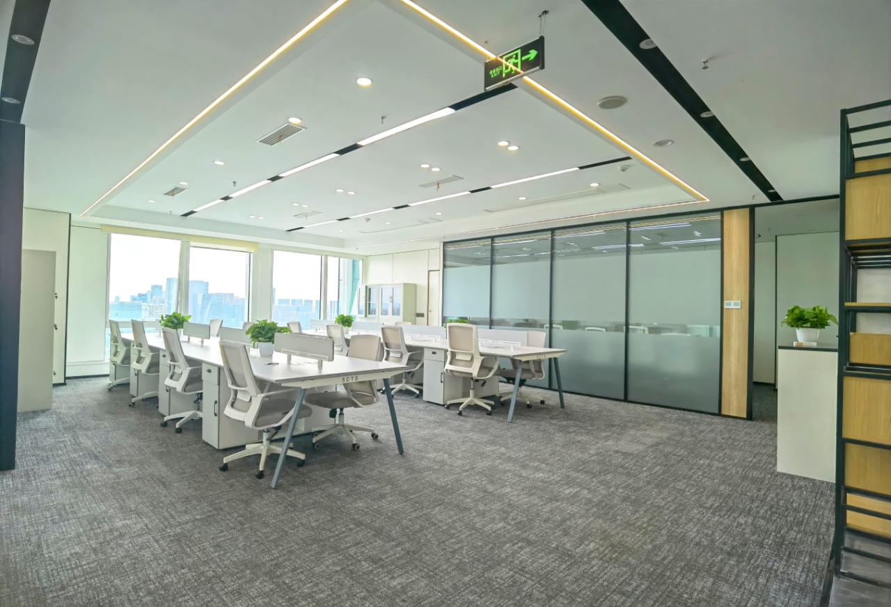 南门-锦江三面环江楼盘 271平方 5隔间24工位 视野看江 景色优美 东南双面采光 复地金融岛办公室出租