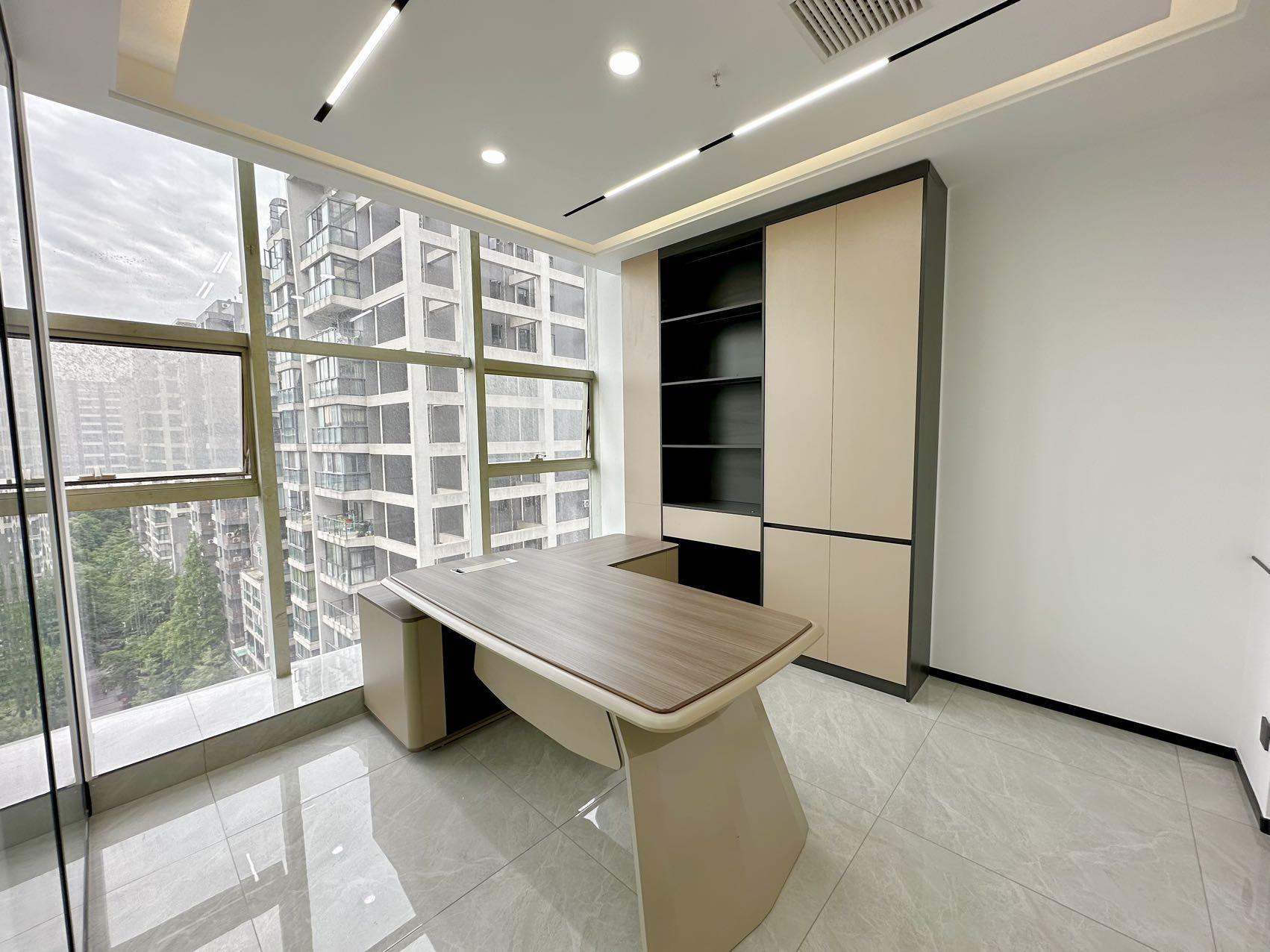 武侯区红牌楼版块 精致小户型 102平 3隔间12工位 7800元含物业费 地铁口 红牌楼广场办公室出租