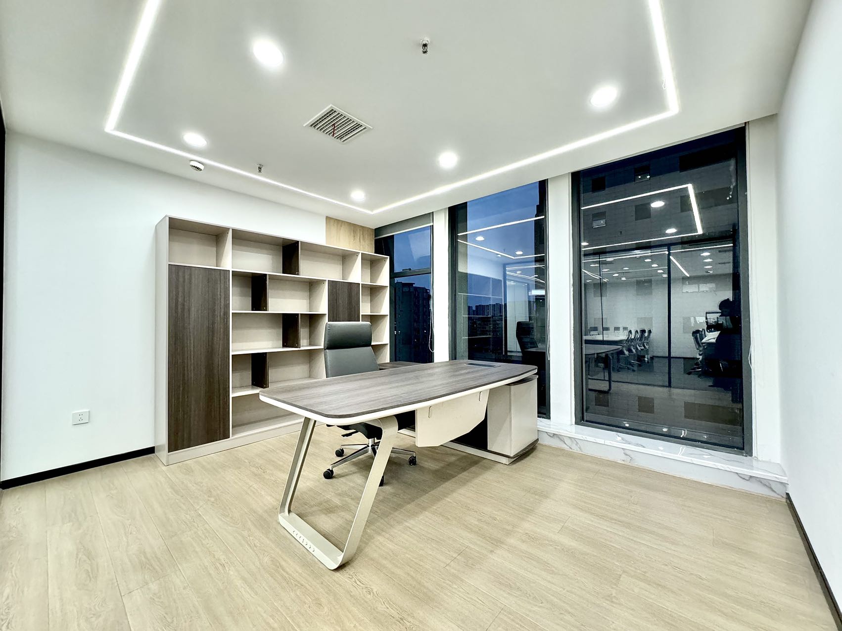 桐梓林地铁口双面采光精装好房 按套出租5隔间16工位 部分区域24小时空调 含物业费 新希望大厦办公室出租