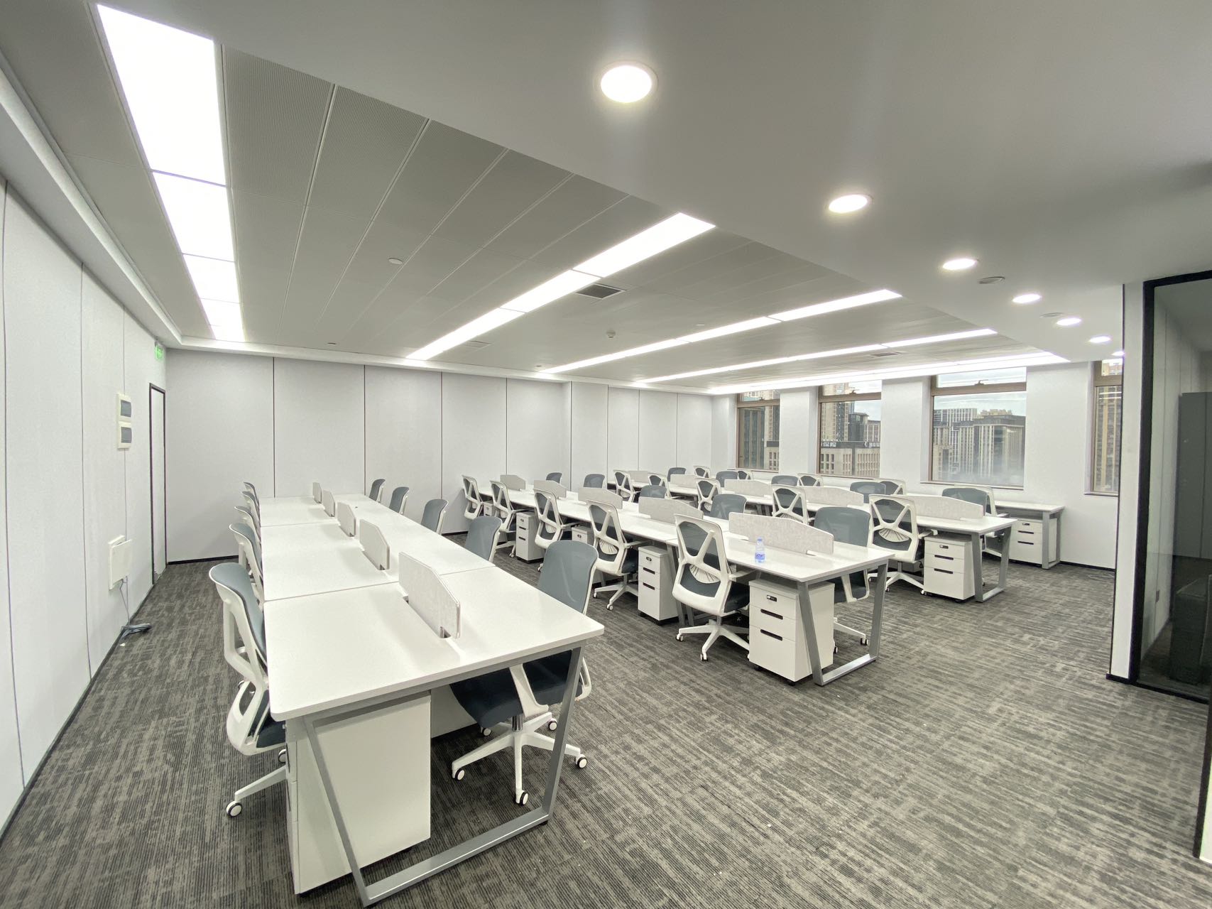 高新区世纪城地铁口几百米 西北朝向 363平方 5隔间35工位 户型方正 带家具  首东置业办公室出租