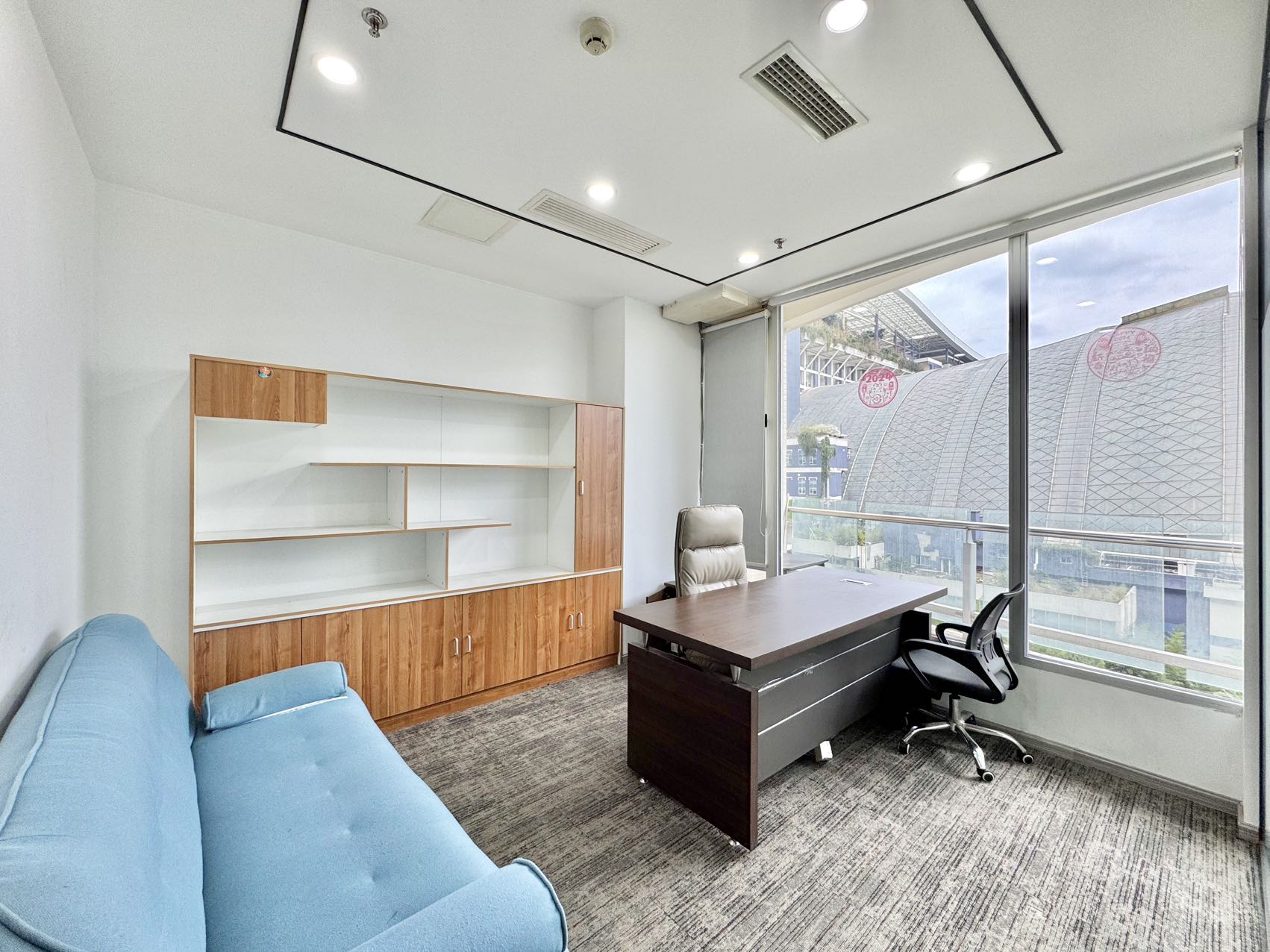 环球中心地铁口区 4隔间24工位 朝内带阳台 报价含物业费 环球中心办公室出租