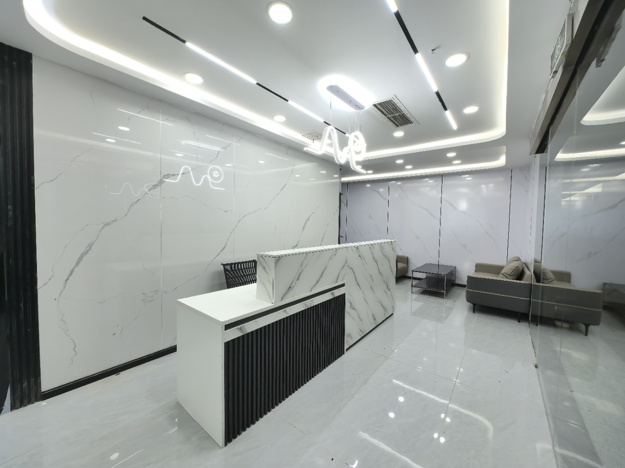 紧邻春熙路核心商圈 按套出租 4隔间36工位 双面采光 电梯口 含物业费 喜年广场办公室出租