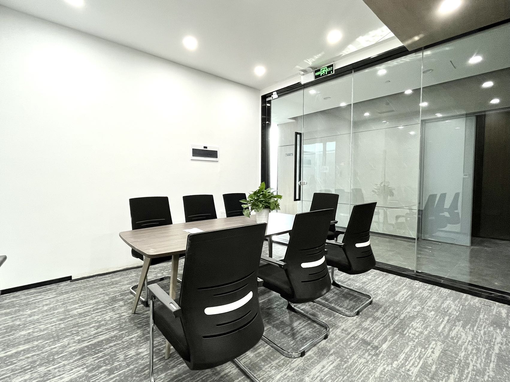 攀成钢精装小面积 按套出租 3隔间12工位 报价含物业费 24小时空调 落地窗 天廊T66办公室出租