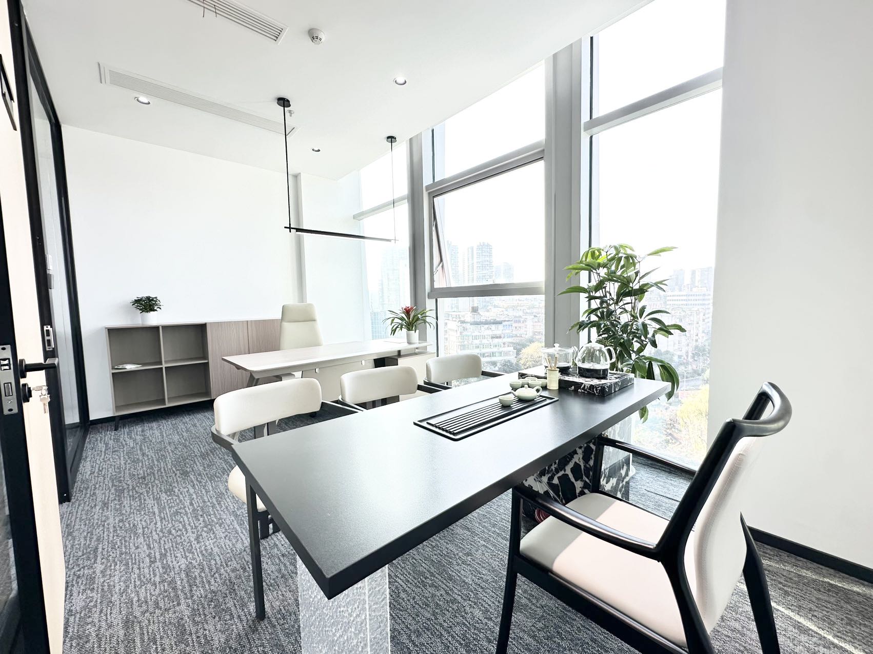 市中心17号线西大街站400米左右 195平 4隔间18工位户型方正 带共享配置 新见兴通锦中心办公室出租