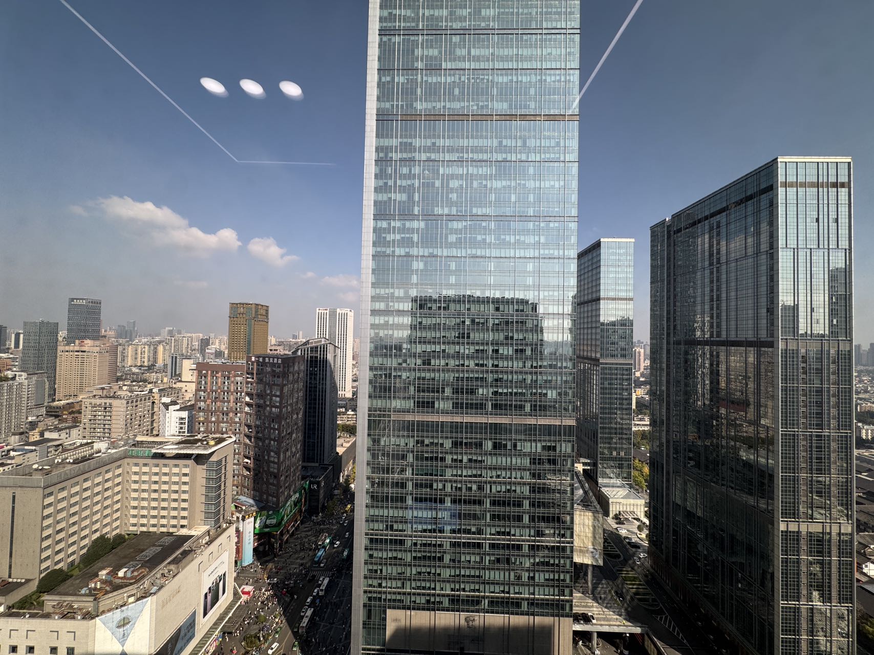 市中心春熙路地铁口 繁华地段 226平 4隔间24工位 带共享会议室 精装带家具 银石广场办公室出租